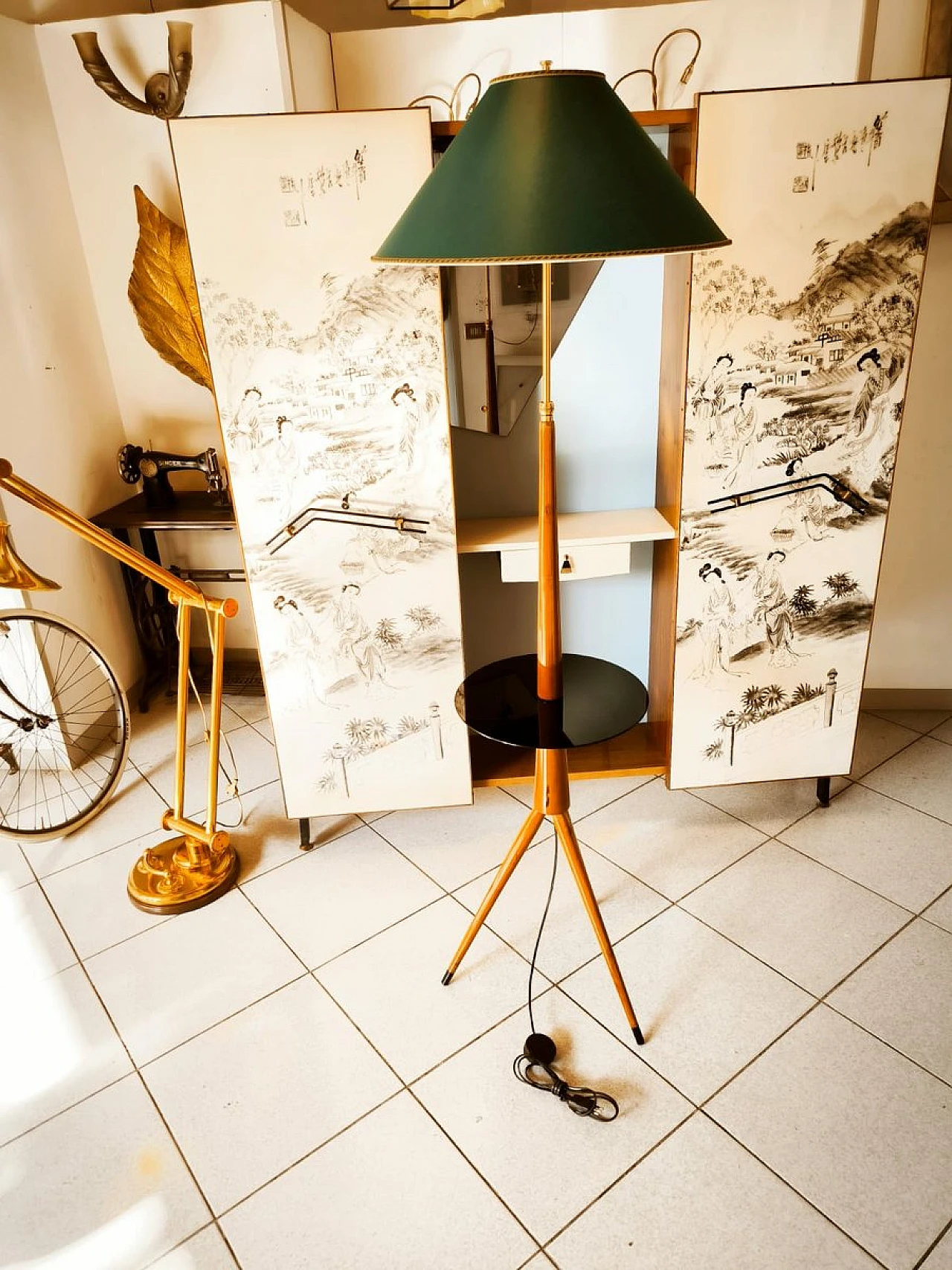 Lampada da terra in legno con piano in vetro, anni '60 2