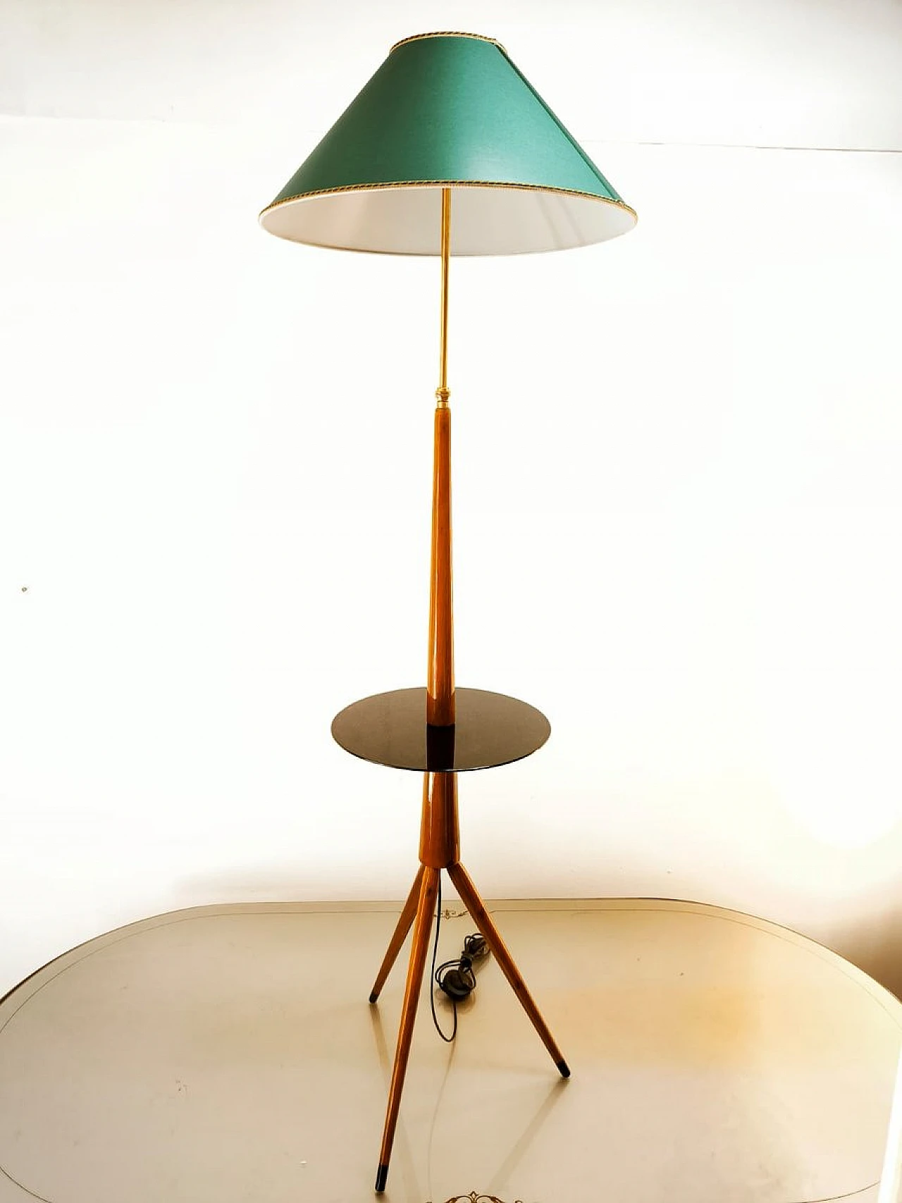 Lampada da terra in legno con piano in vetro, anni '60 14