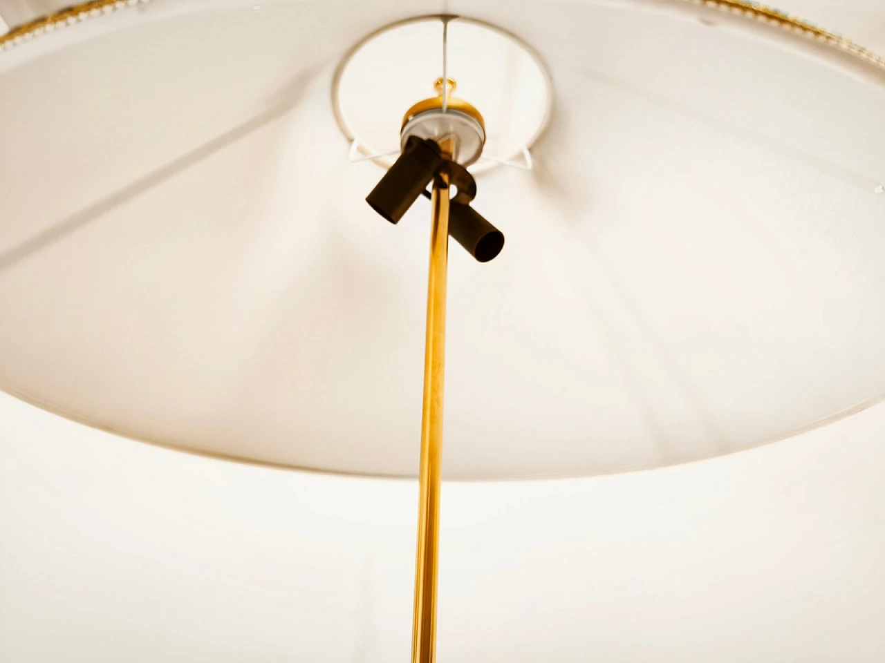 Lampada da terra in legno con piano in vetro, anni '60 18