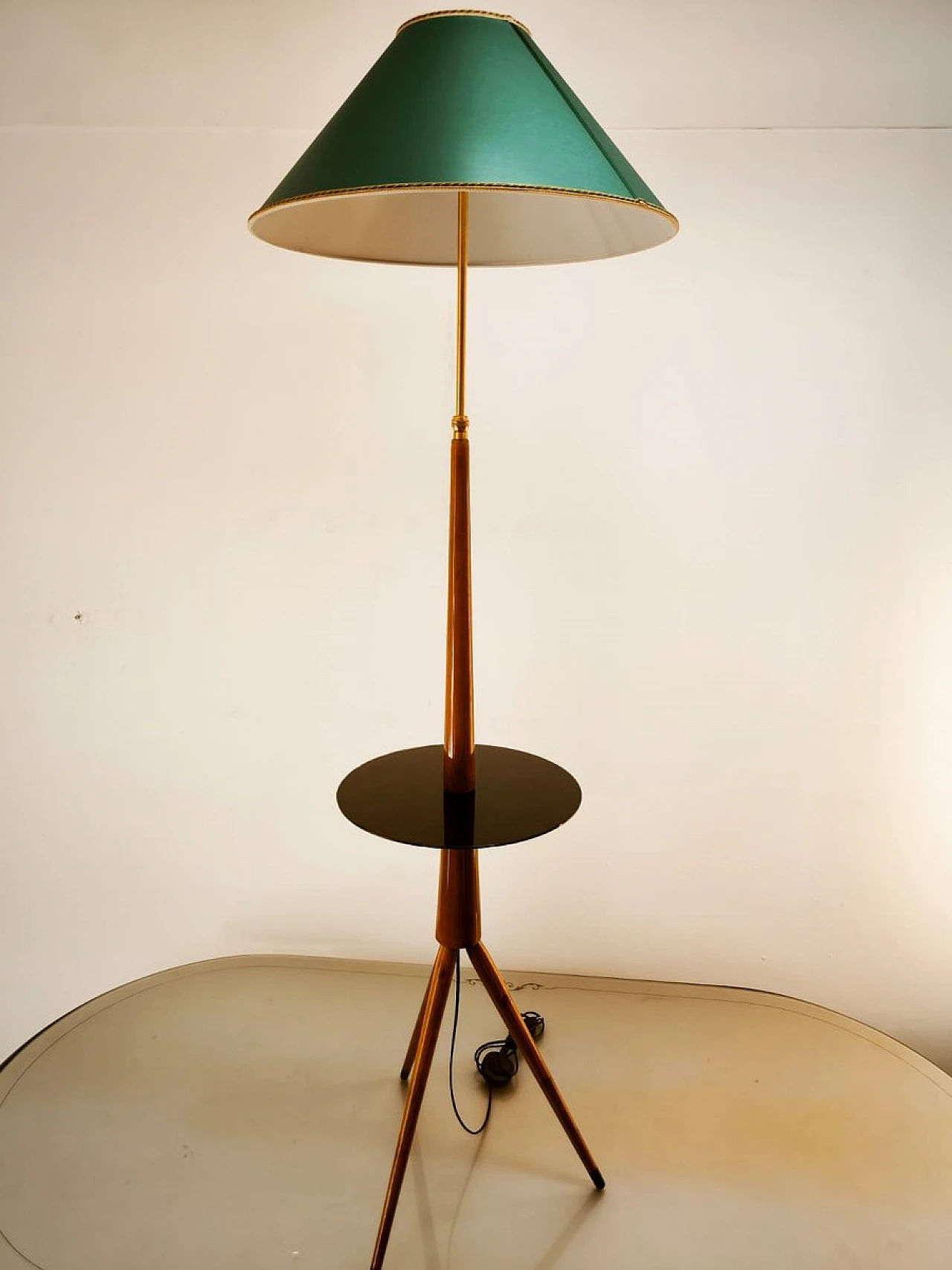 Lampada da terra in legno con piano in vetro, anni '60 22