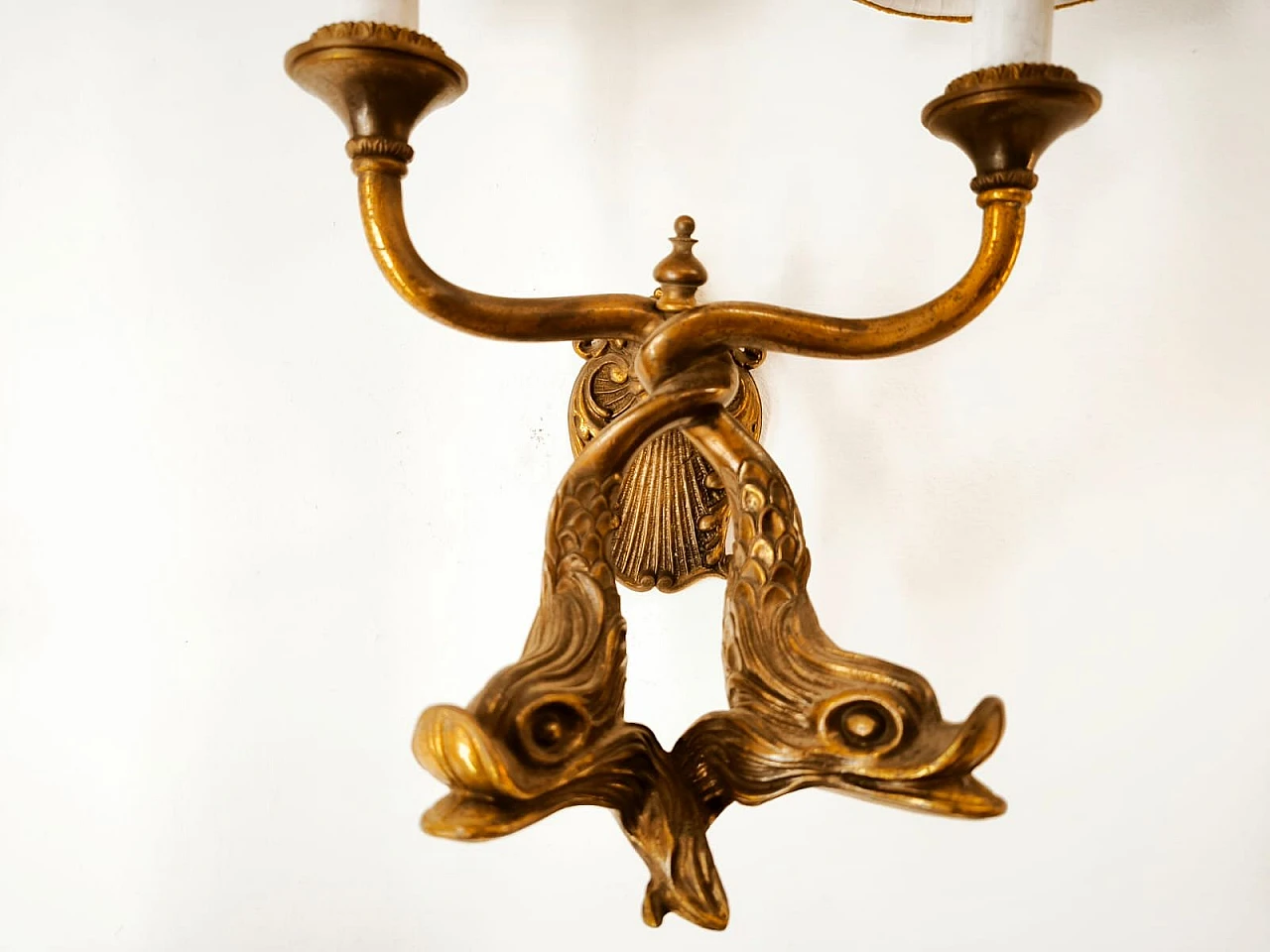 Applique in bronzo con pesci e paralumi in seta, anni '50 3