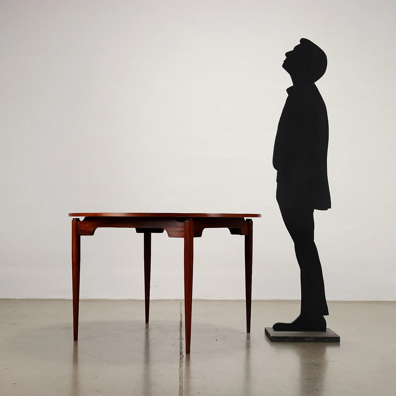 Tavolo tondo in legno massello con piano impiallacciato in legno esotico, anni '60 2