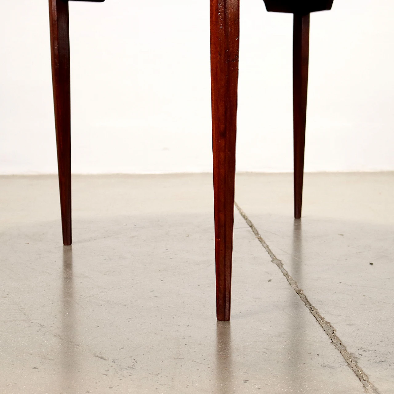 Tavolo tondo in legno massello con piano impiallacciato in legno esotico, anni '60 4