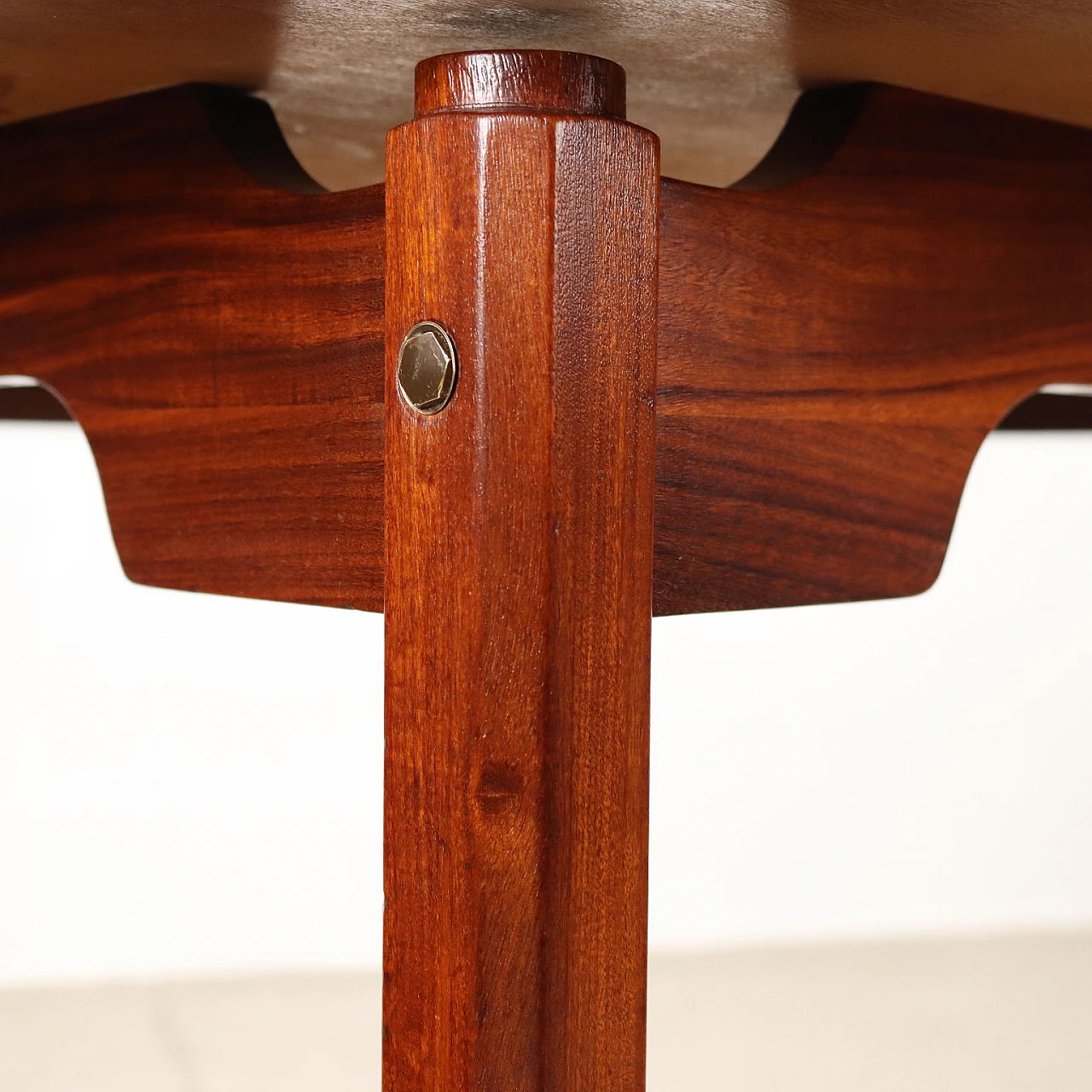 Tavolo tondo in legno massello con piano impiallacciato in legno esotico, anni '60 5