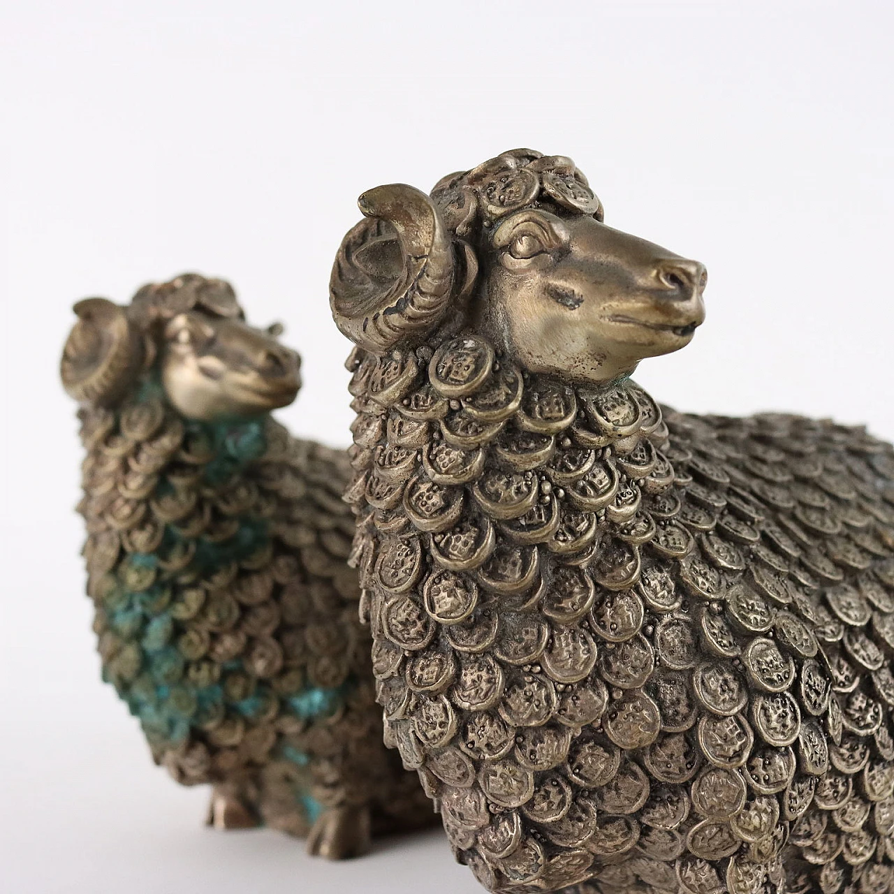 Coppia di sculture cinesi di arieti in metallo 3