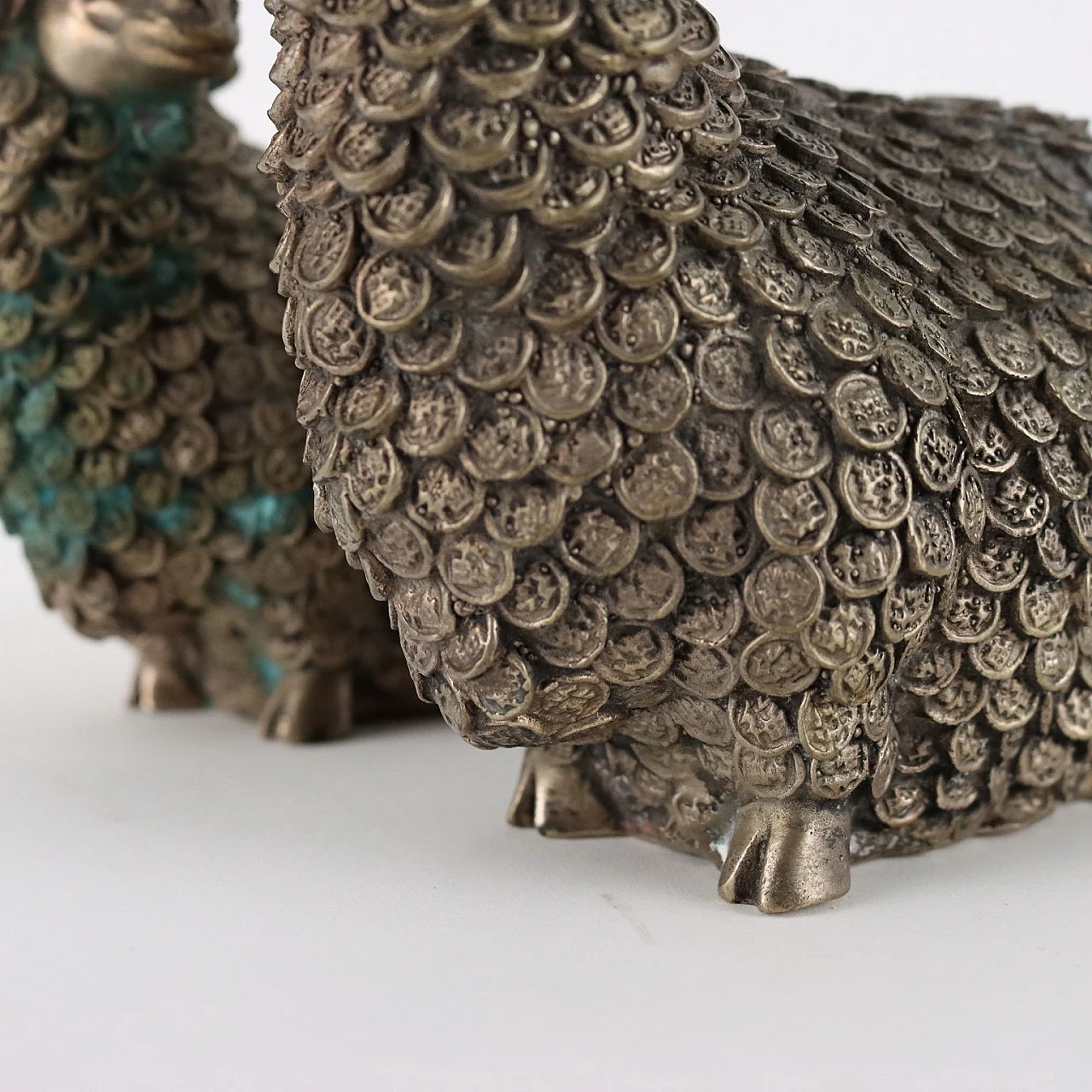 Coppia di sculture cinesi di arieti in metallo 4