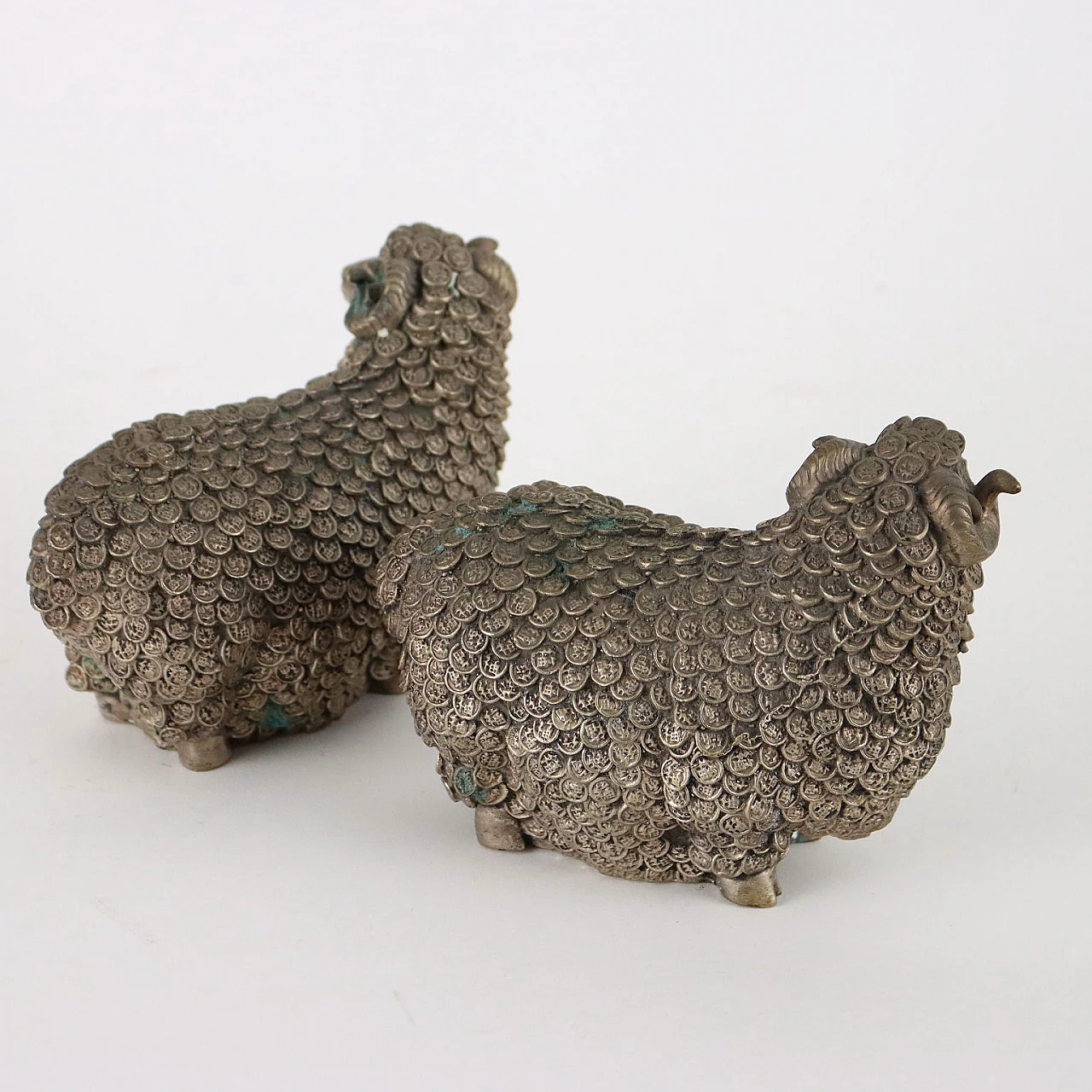 Coppia di sculture cinesi di arieti in metallo 5