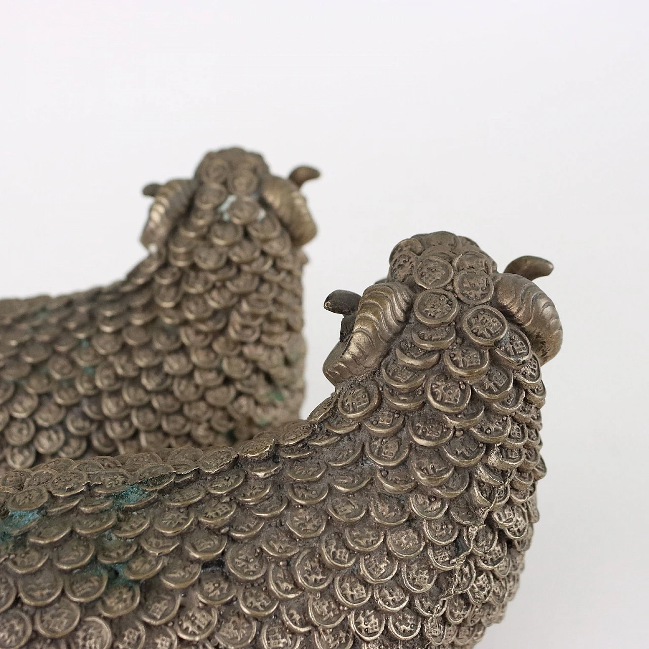 Coppia di sculture cinesi di arieti in metallo 6