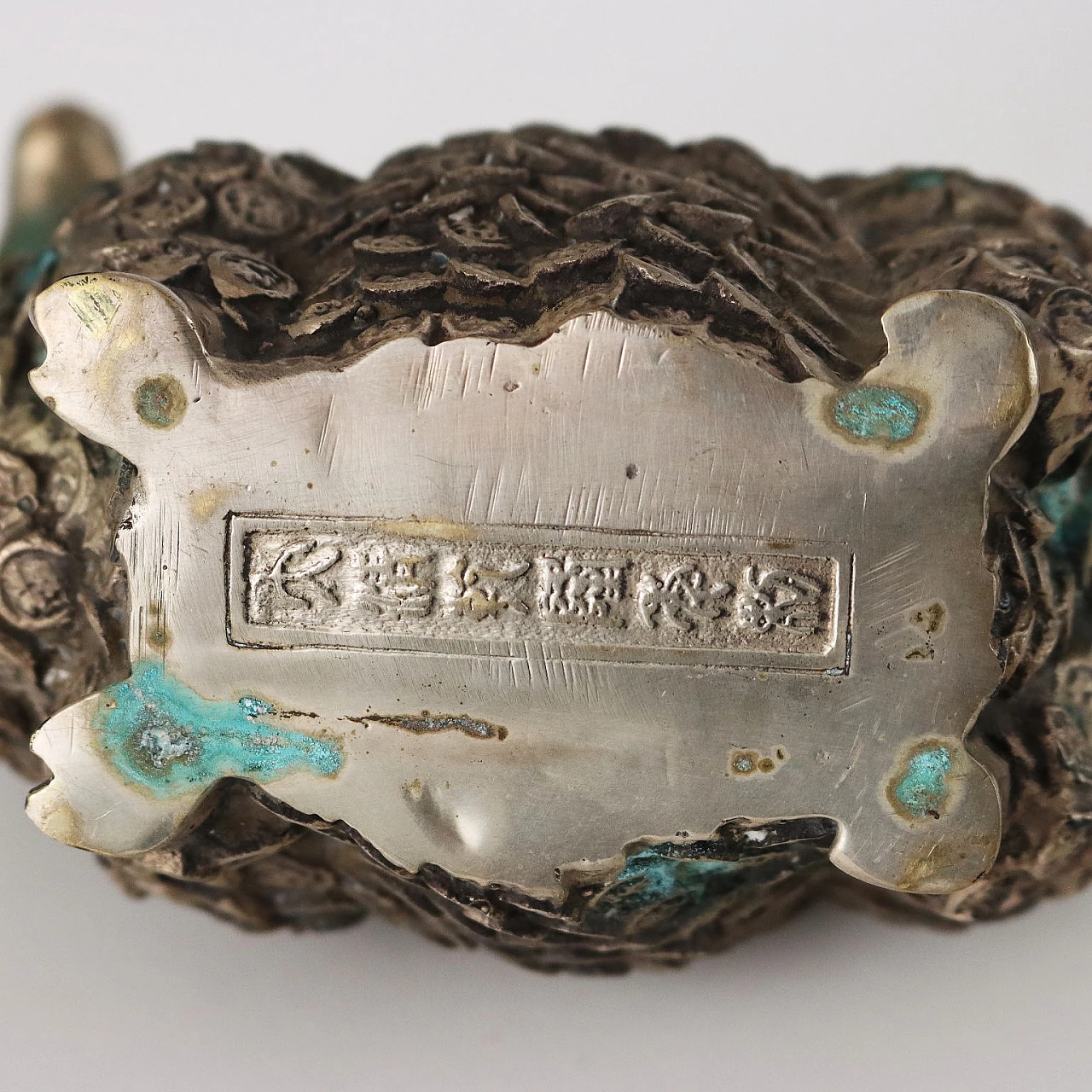 Coppia di sculture cinesi di arieti in metallo 9