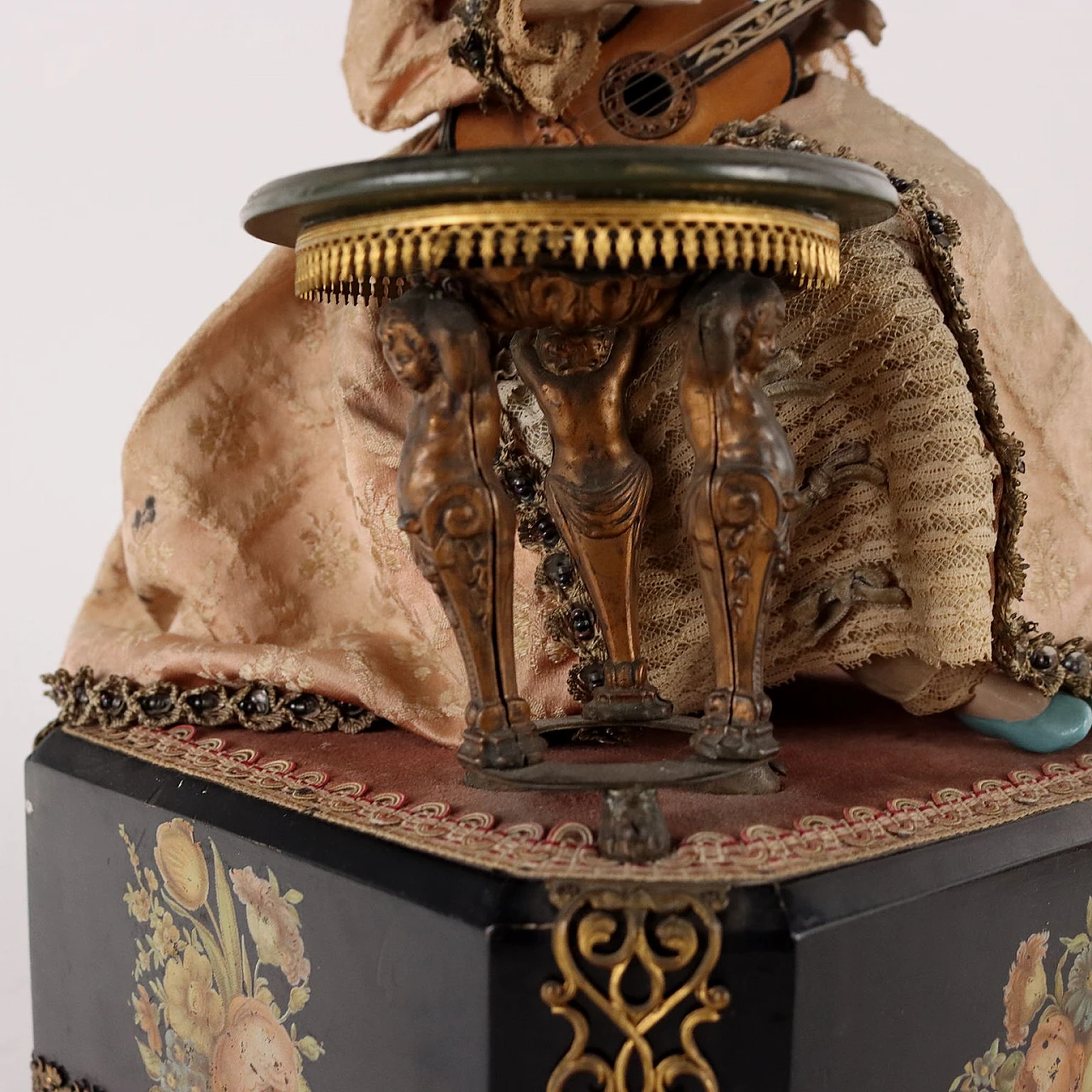 Automa di donna con chitarra in legno, bronzo, porcellana e tessuto, '800 5