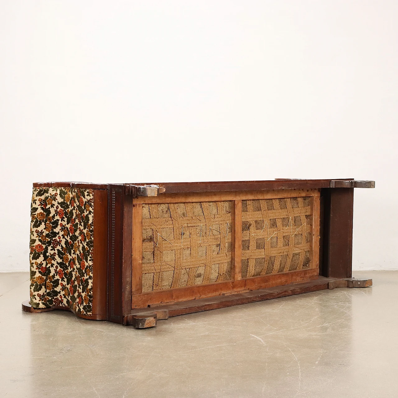 Mahogany sofa with carved leaf motifs and floral fabric, 19th century 10