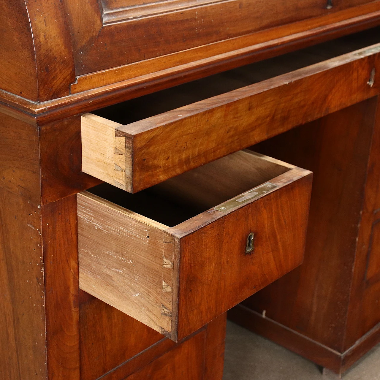 Scrittoio Restaurazione in noce con alzata e piano estraibile, '800 9