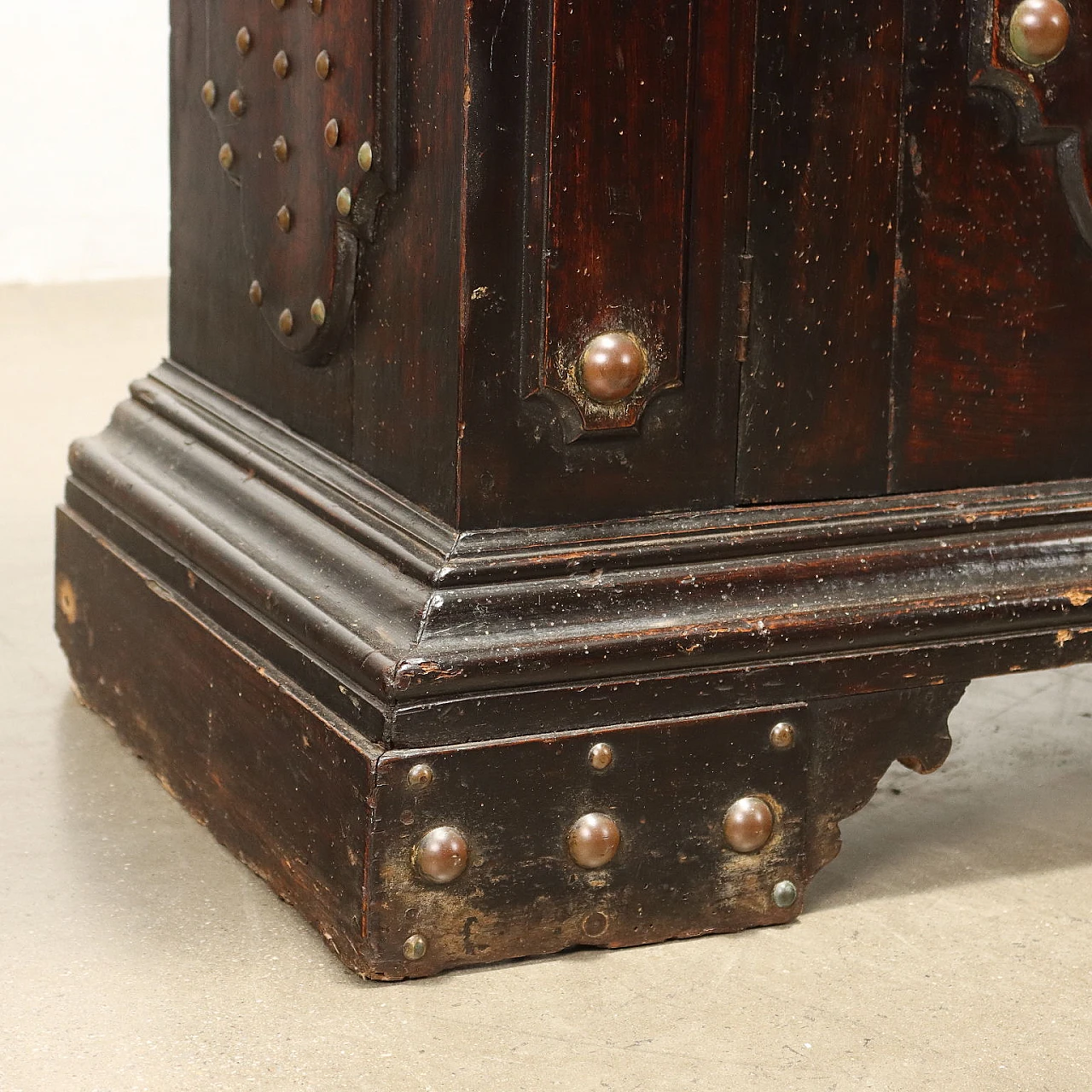 Walnut sideboard with removable riser and shelf feet 9