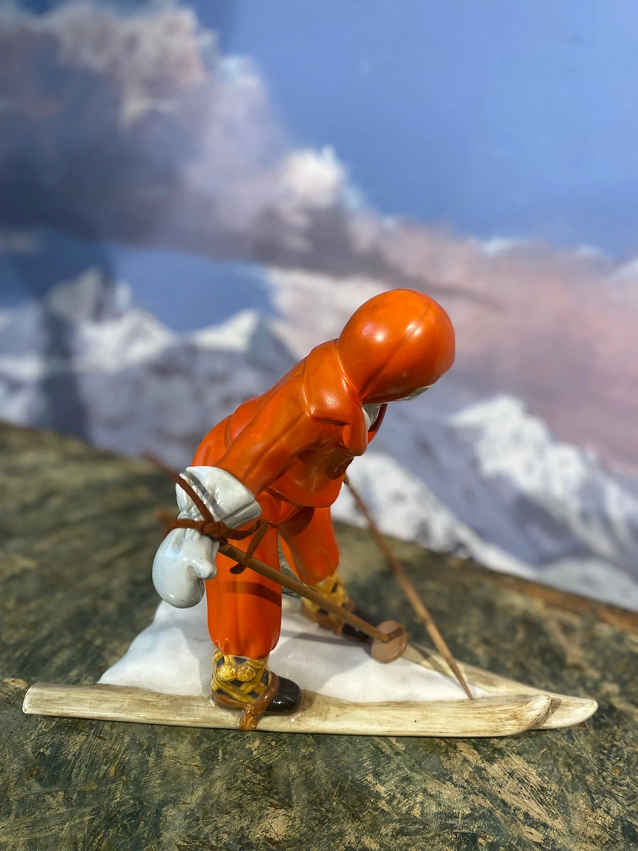 Sciatore Freccia Rossa in ceramica di Lenci, anni '30 1