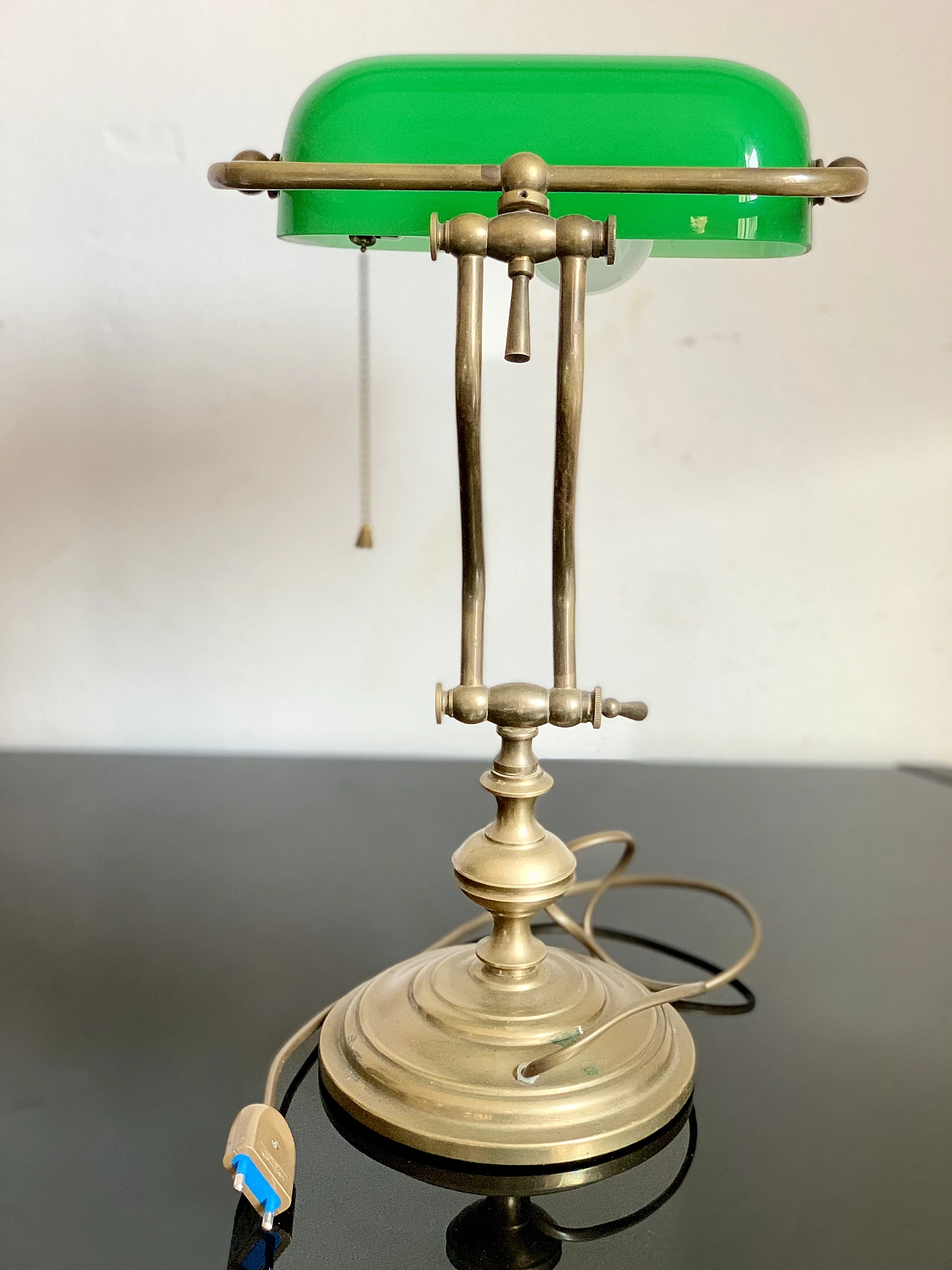 Lampada ministeriale in ottone e vetro opalino verde, anni '50 2