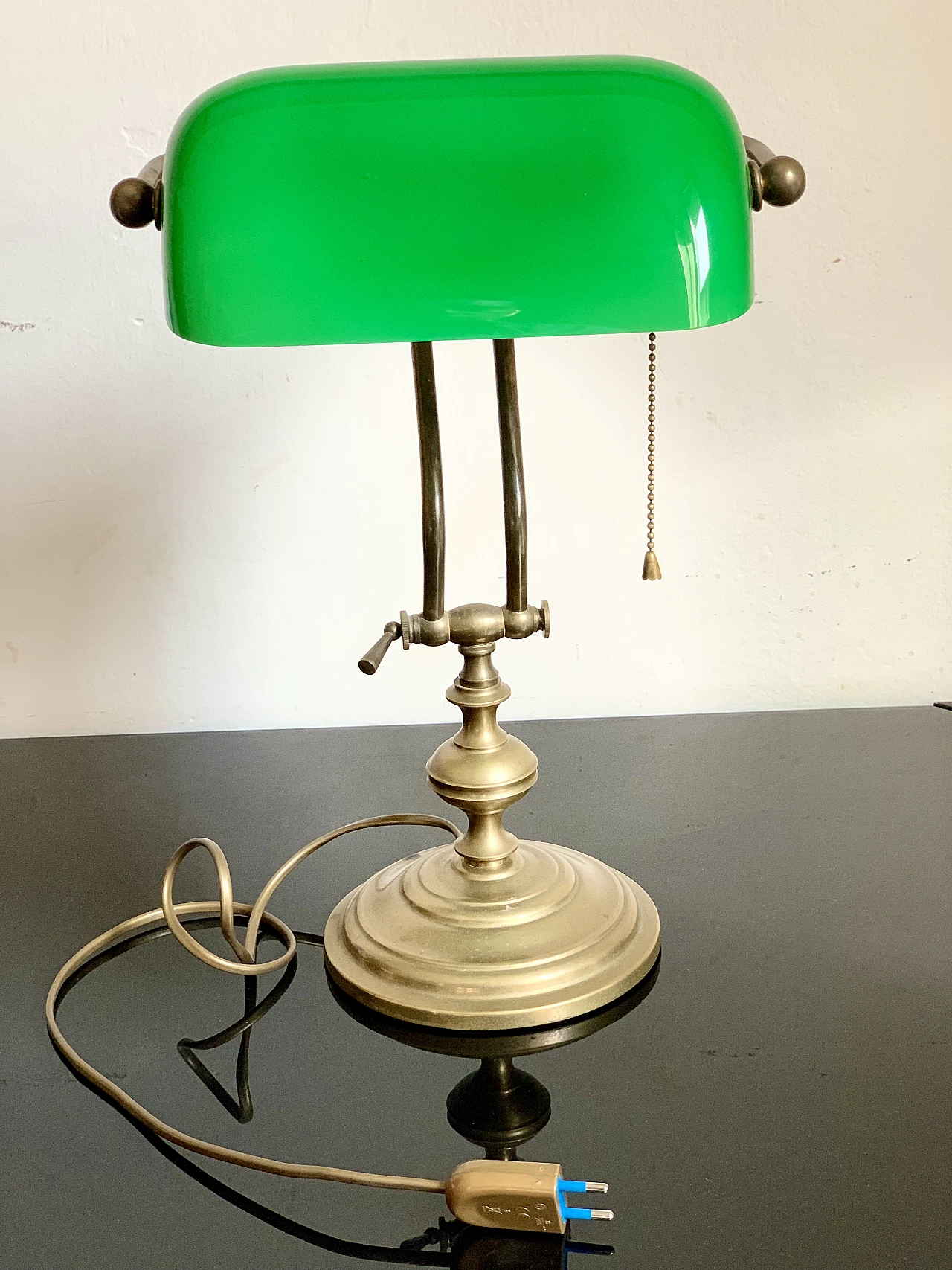Lampada ministeriale in ottone e vetro opalino verde, anni '50 4