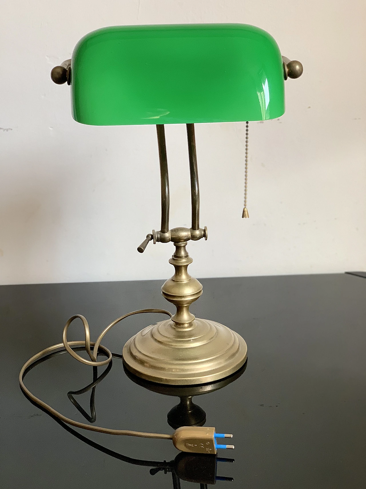 Lampada ministeriale in ottone e vetro opalino verde, anni '50 5