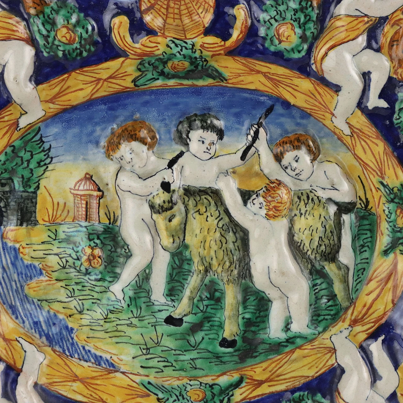 Piatto in maiolica di Pesaro policroma a rilievo, fine '700 3
