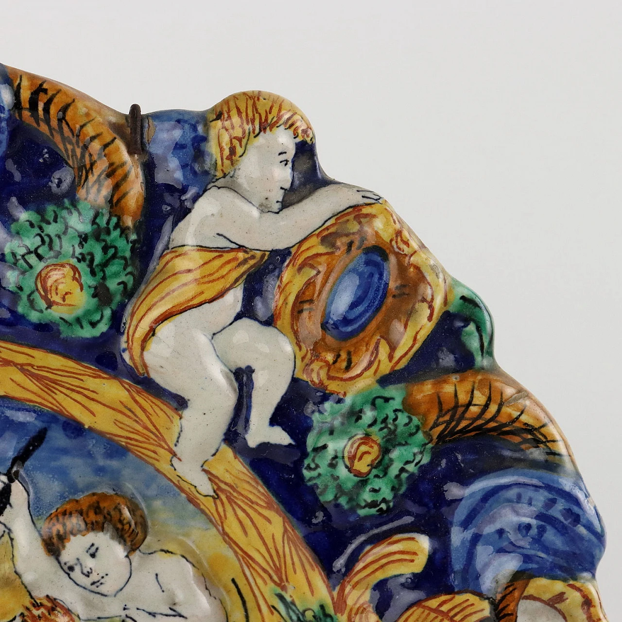 Piatto in maiolica di Pesaro policroma a rilievo, fine '700 4