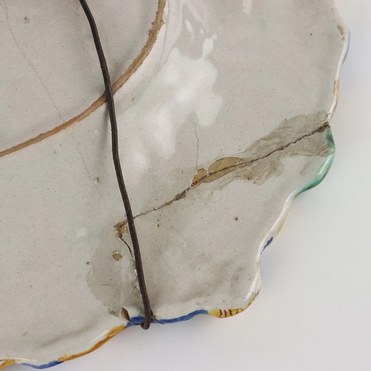 Piatto in maiolica di Pesaro policroma a rilievo, fine '700 9