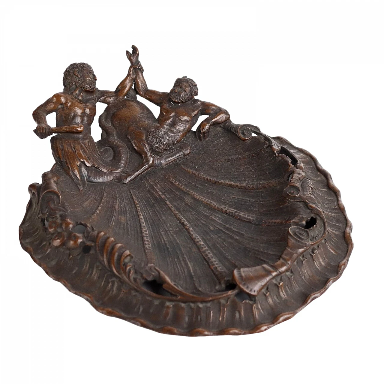 Ciotola in rame sbalzato e cesellato, '700 1