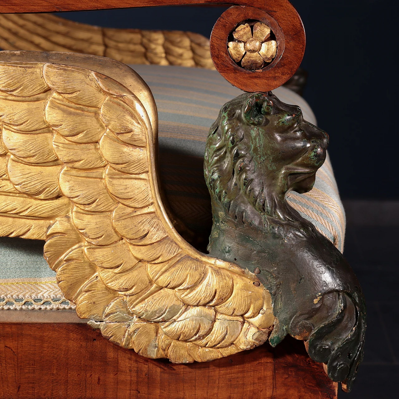 4 Divanetti Restaurazione in noce lastronati in ciliegio, primo quarto '800 5