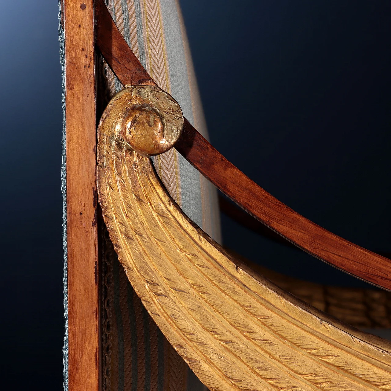 4 Divanetti Restaurazione in noce lastronati in ciliegio, primo quarto '800 8