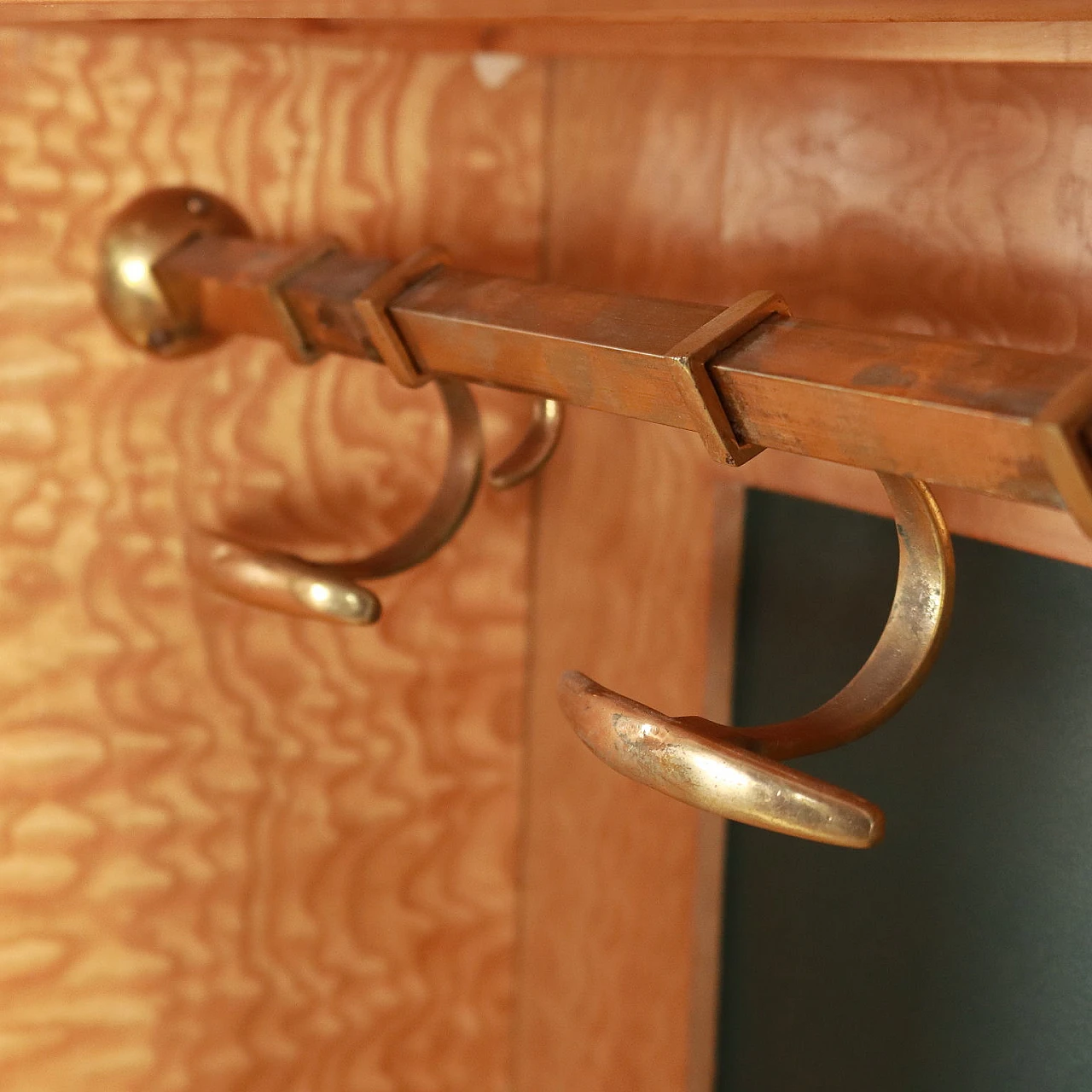 Appendiabiti da parete in legno impiallacciato radica con anta scorrevole, anni '50 7