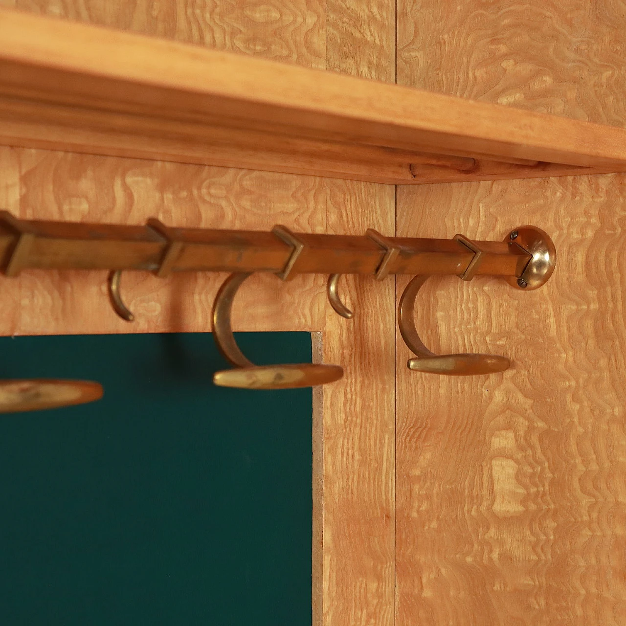 Appendiabiti da parete in legno impiallacciato radica con anta scorrevole, anni '50 8