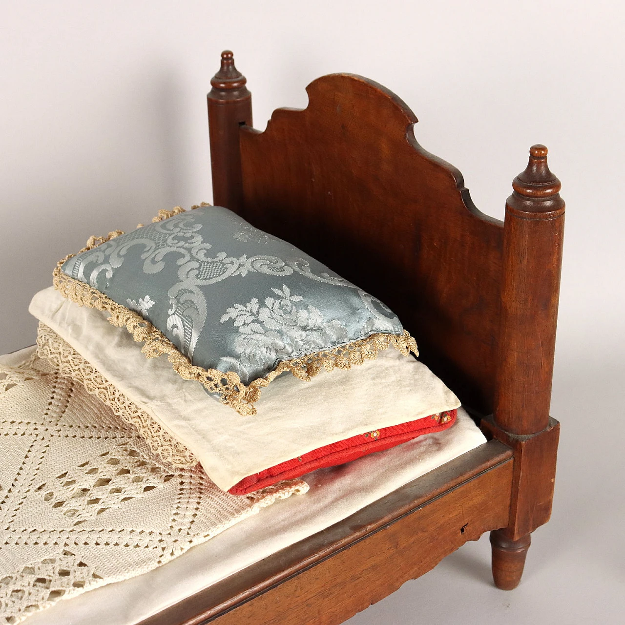 Modellino di letto in mogano e tessuto, fine '800 3