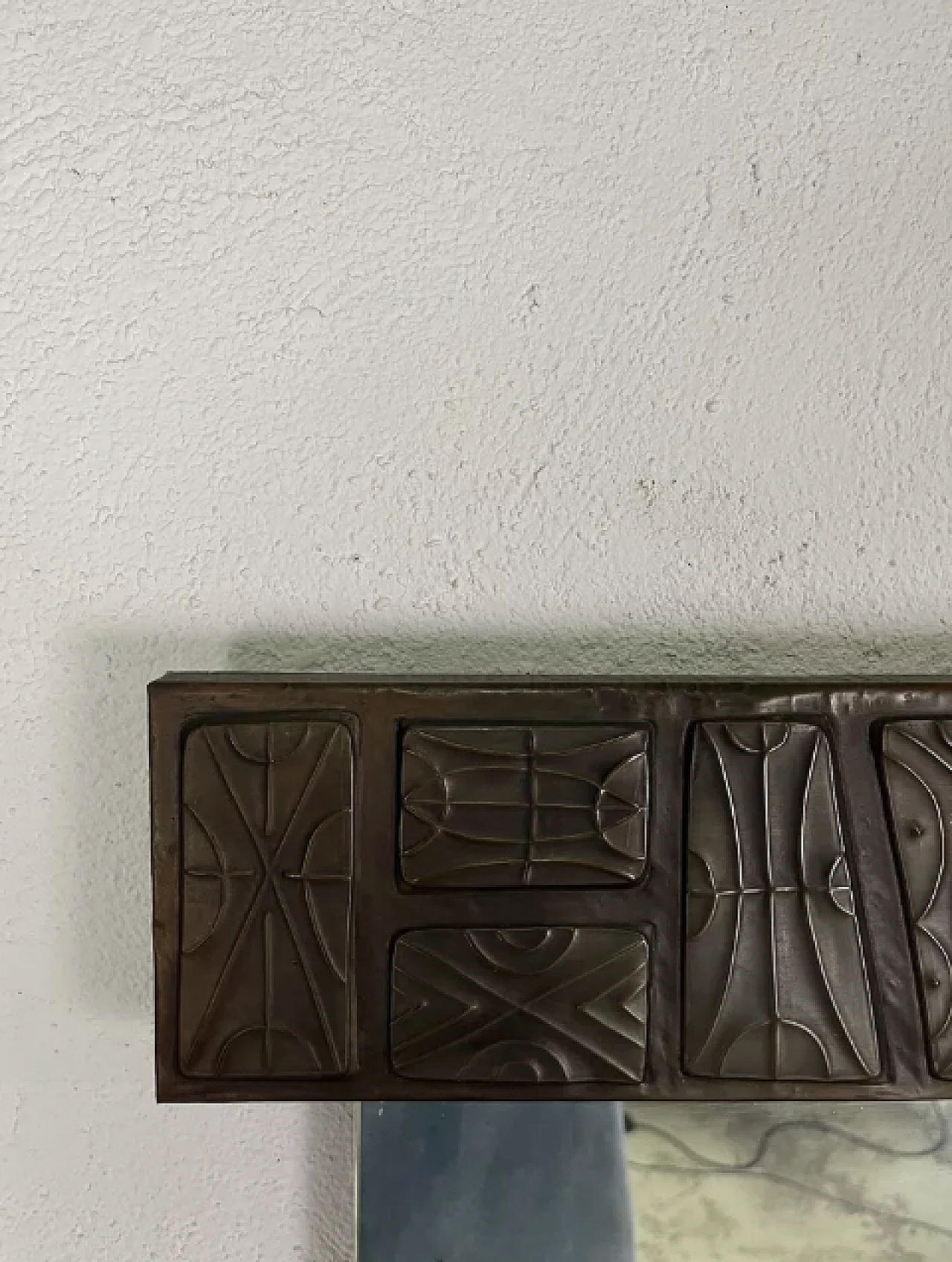 Specchio e cassapanca in legno e rame smaltato, anni '50 8