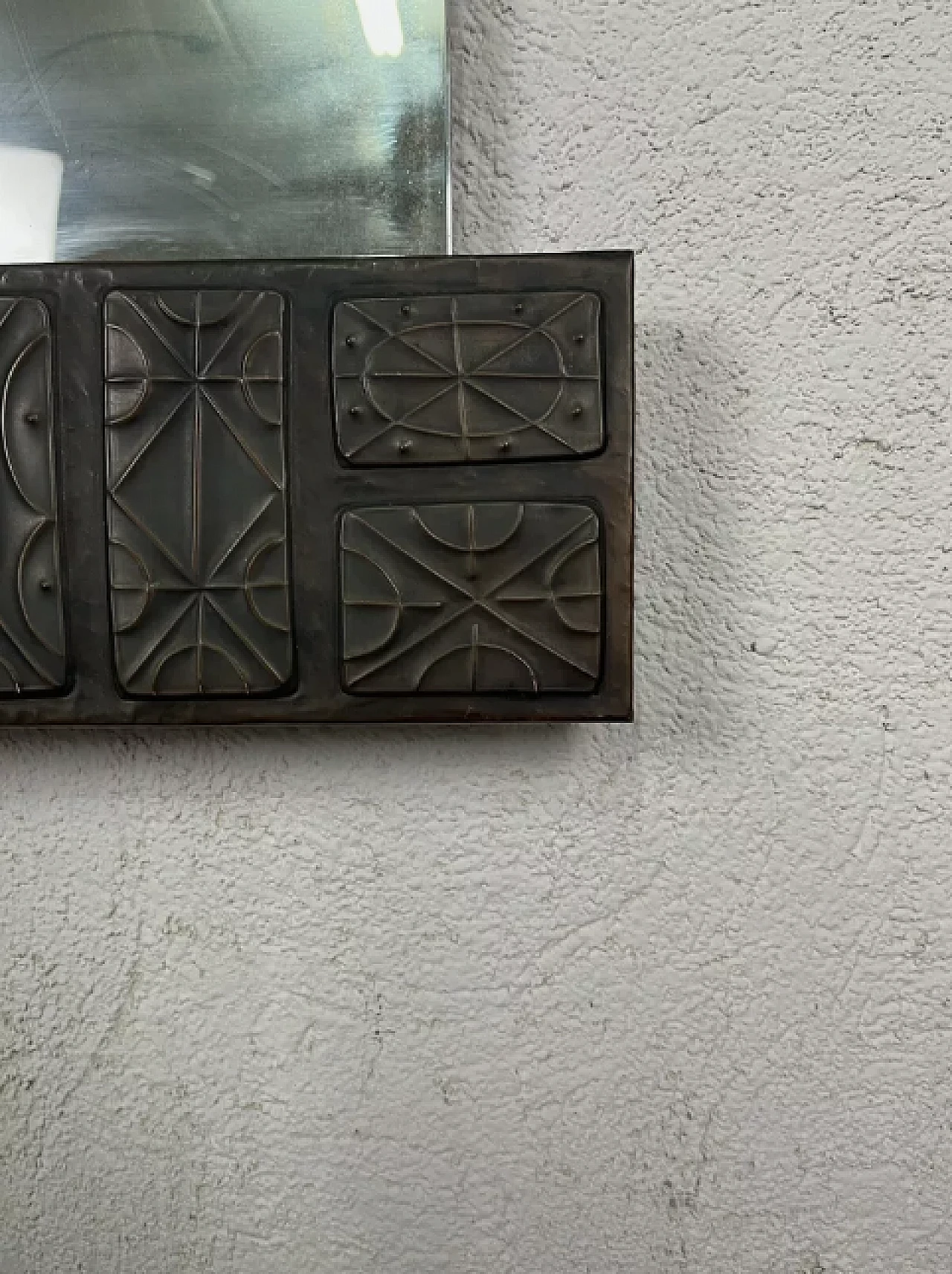 Specchio e cassapanca in legno e rame smaltato, anni '50 9