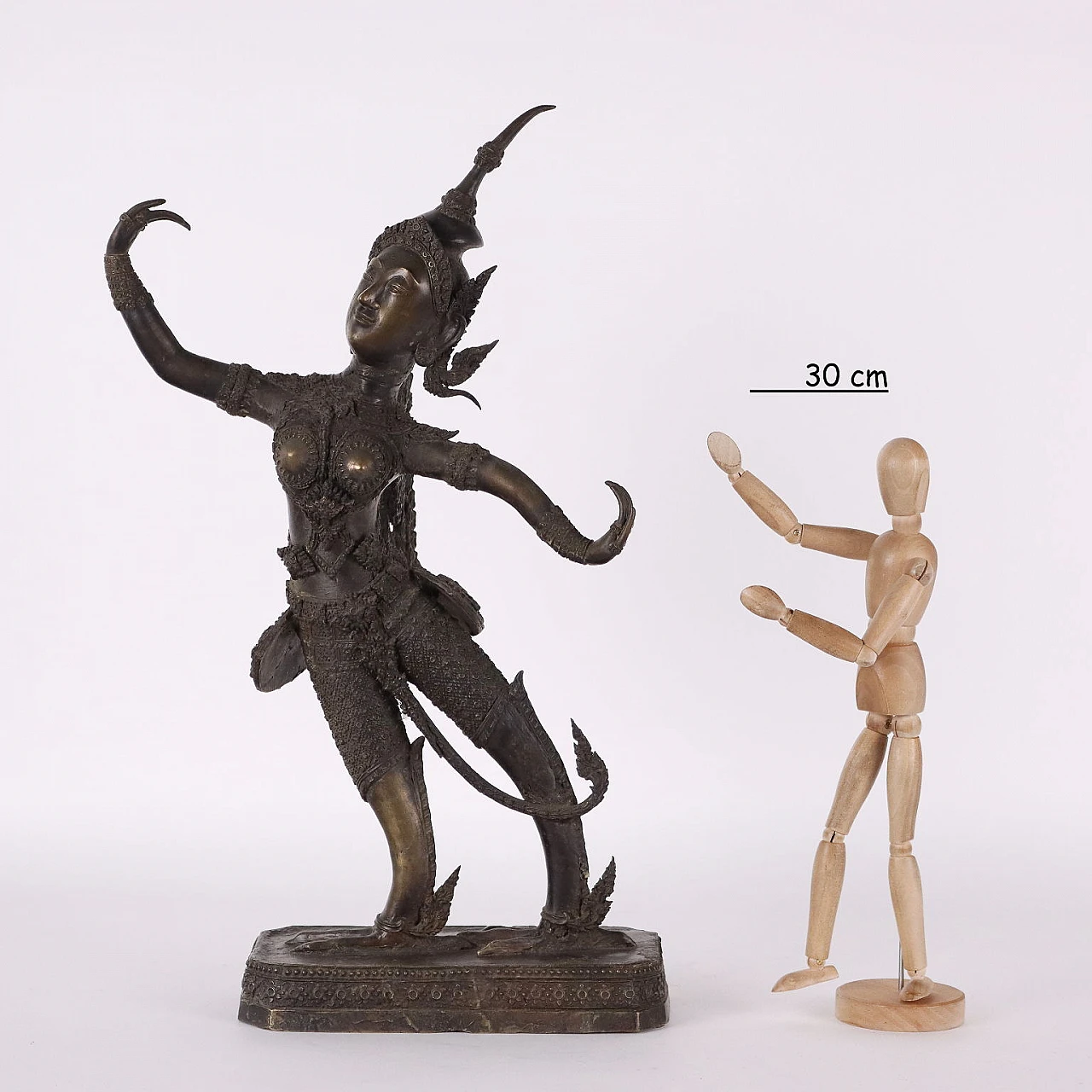 Figura in Bronzo di una Apsara Ninfa Celeste 2