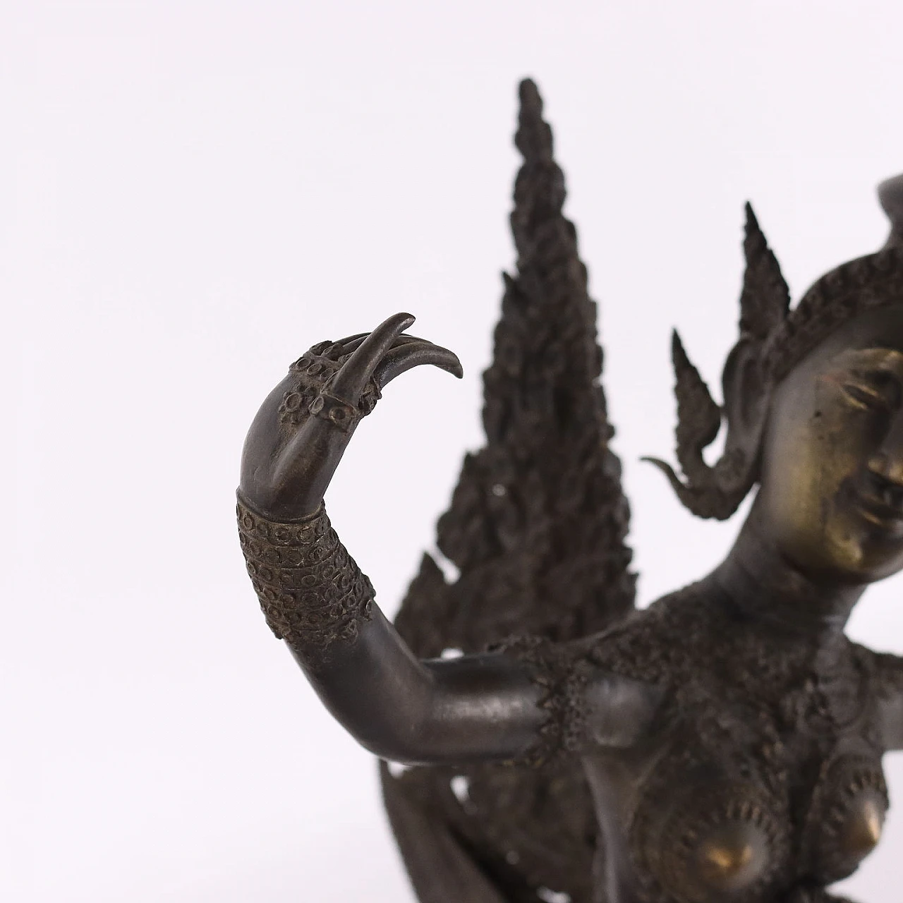Figura in Bronzo di una Apsara Ninfa Celeste 4
