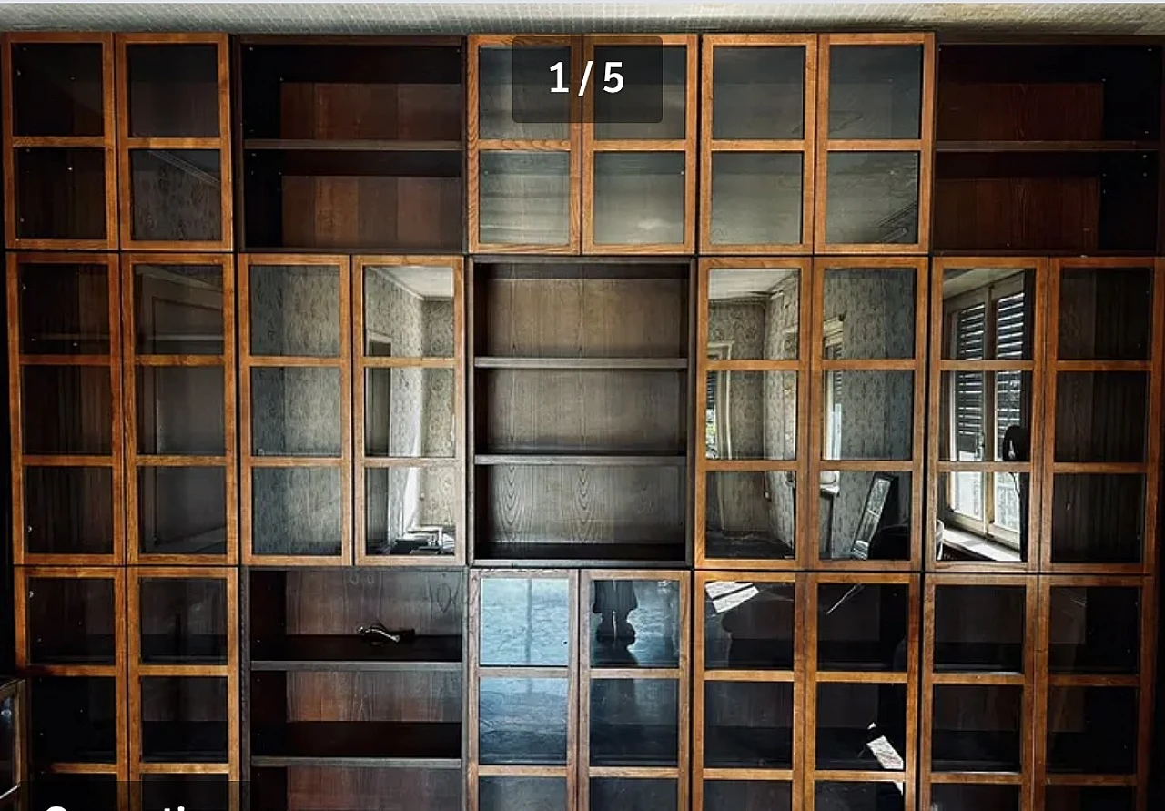 Grande libreria modulare in noce con vetrine di B&B, anni '70 1