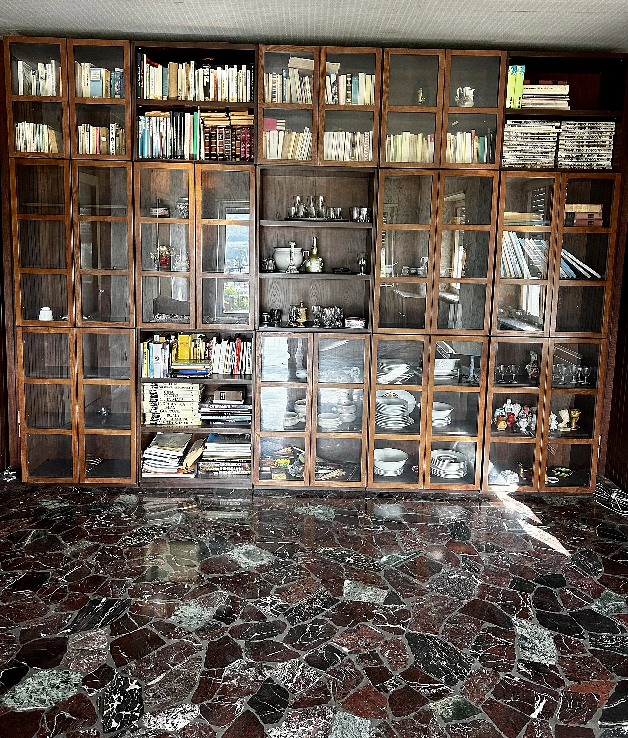 Grande libreria modulare in noce con vetrine di B&B, anni '70 5