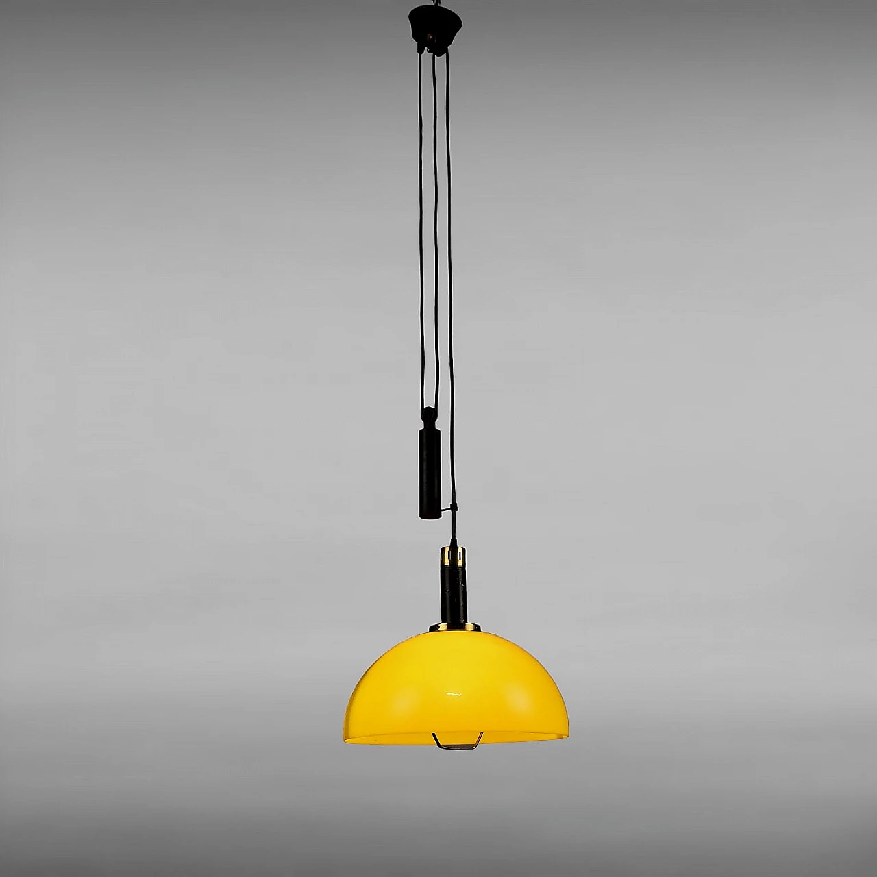 Lampadario saliscendi in metacrilato giallo ed ottone, anni '60 1