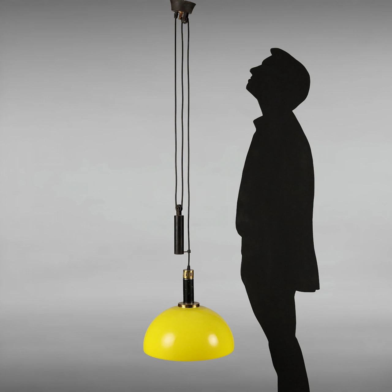 Lampadario saliscendi in metacrilato giallo ed ottone, anni '60 2