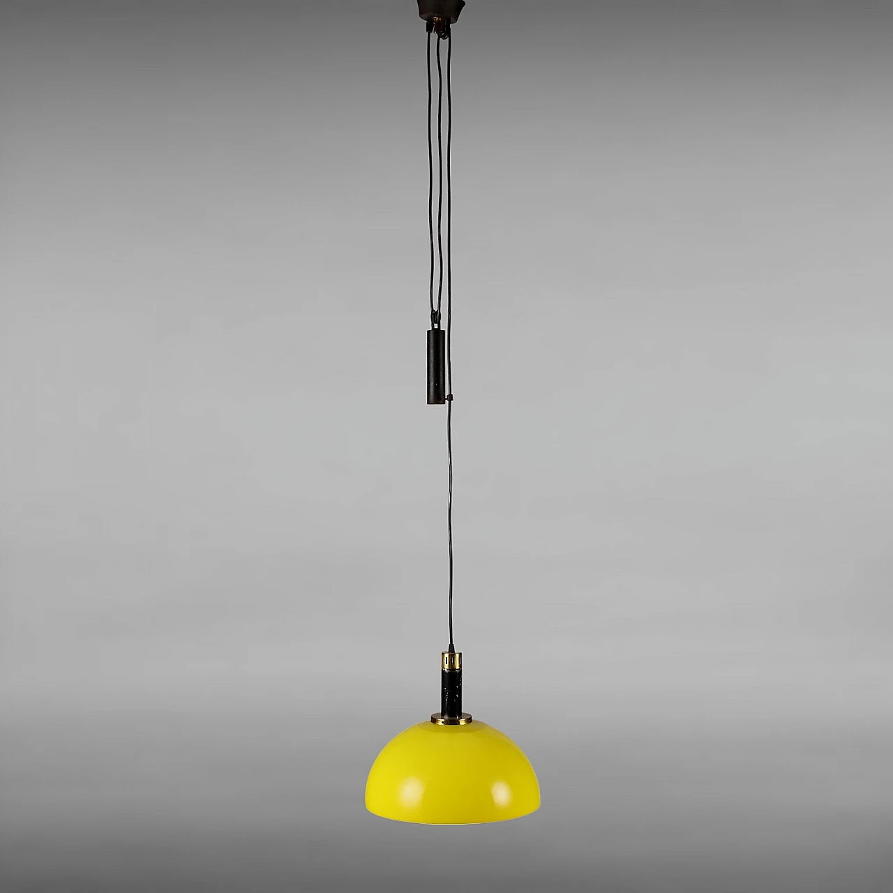 Lampadario saliscendi in metacrilato giallo ed ottone, anni '60 3