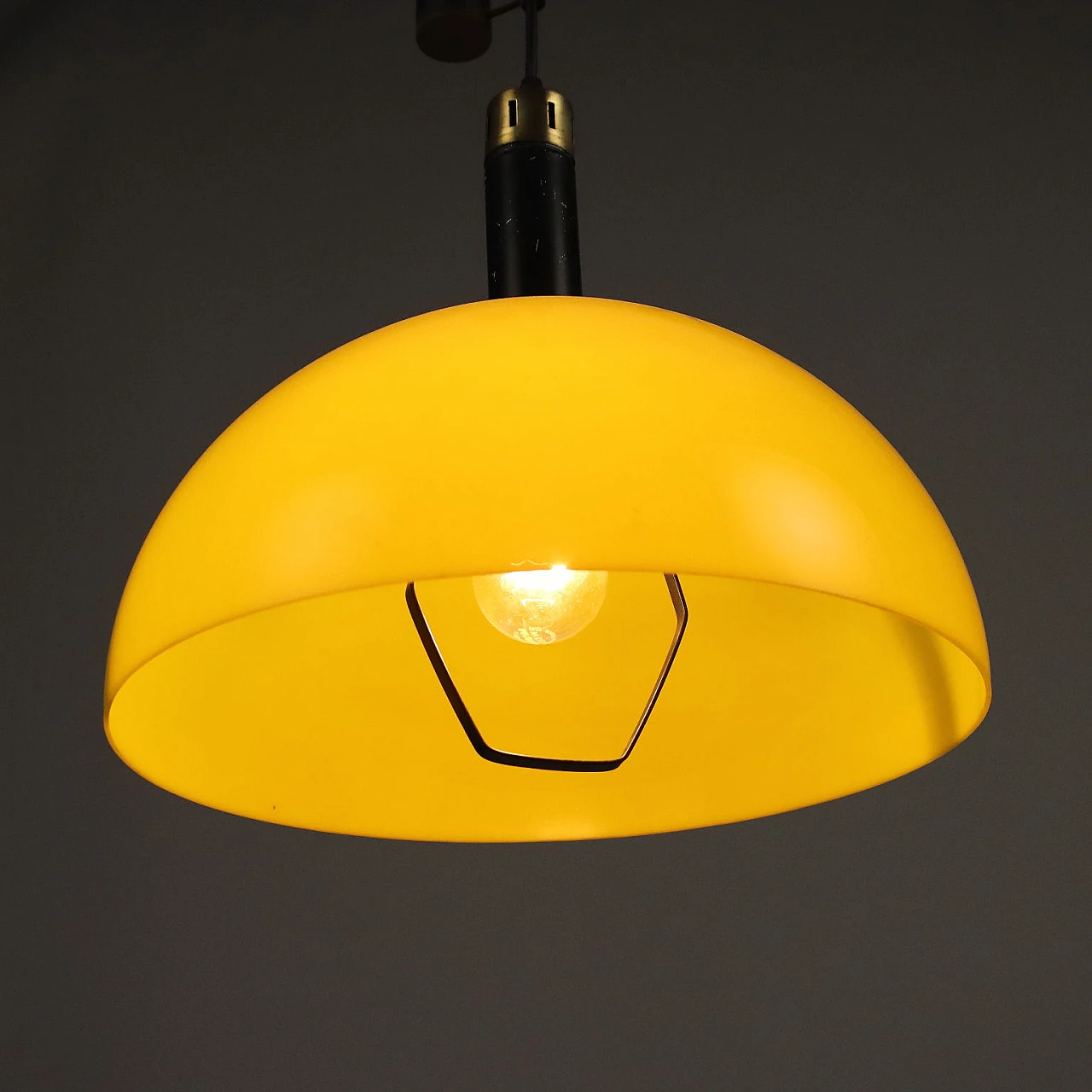 Lampadario saliscendi in metacrilato giallo ed ottone, anni '60 4