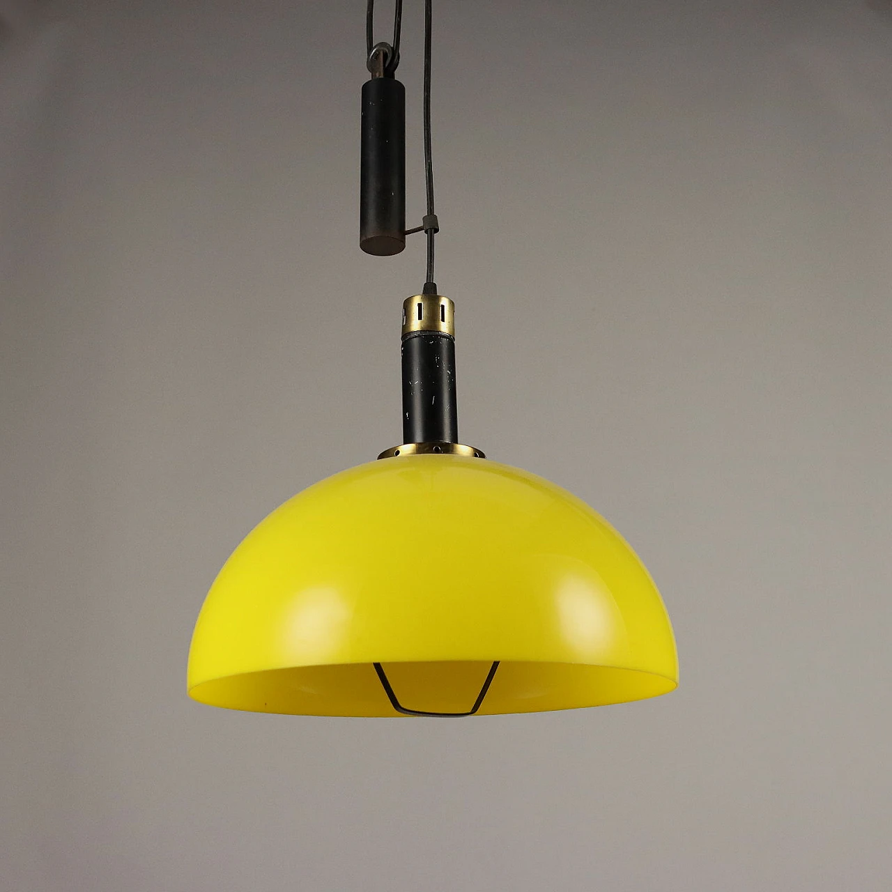 Lampadario saliscendi in metacrilato giallo ed ottone, anni '60 5
