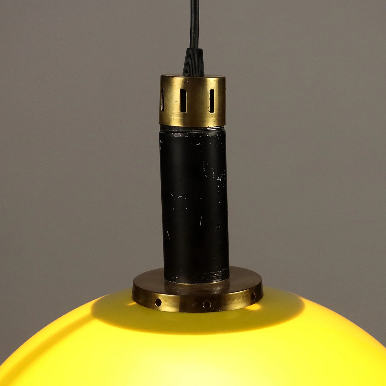 Lampadario saliscendi in metacrilato giallo ed ottone, anni '60 6