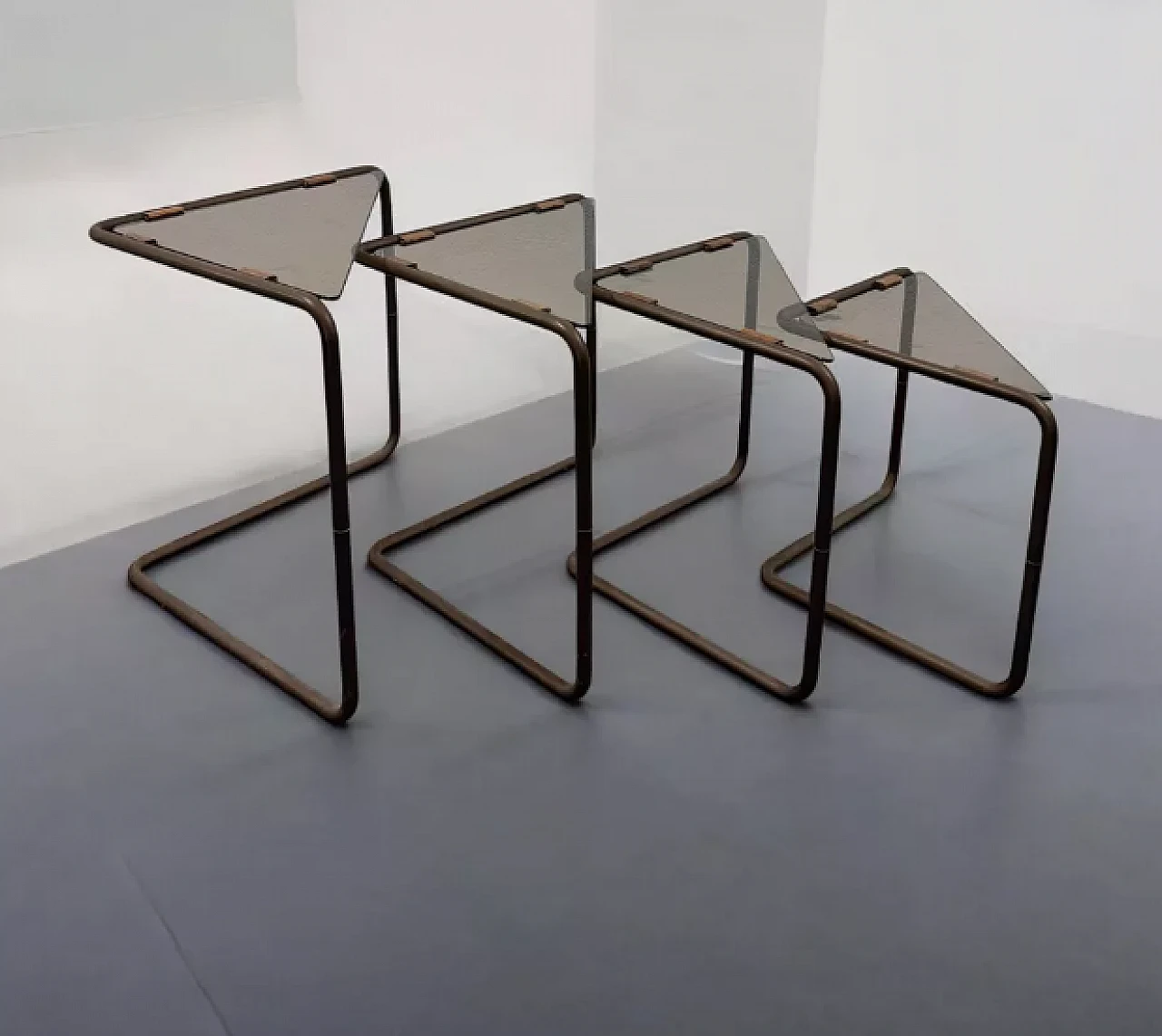 4 Tavolini a nido componibili in metallo e vetro, anni '60 1