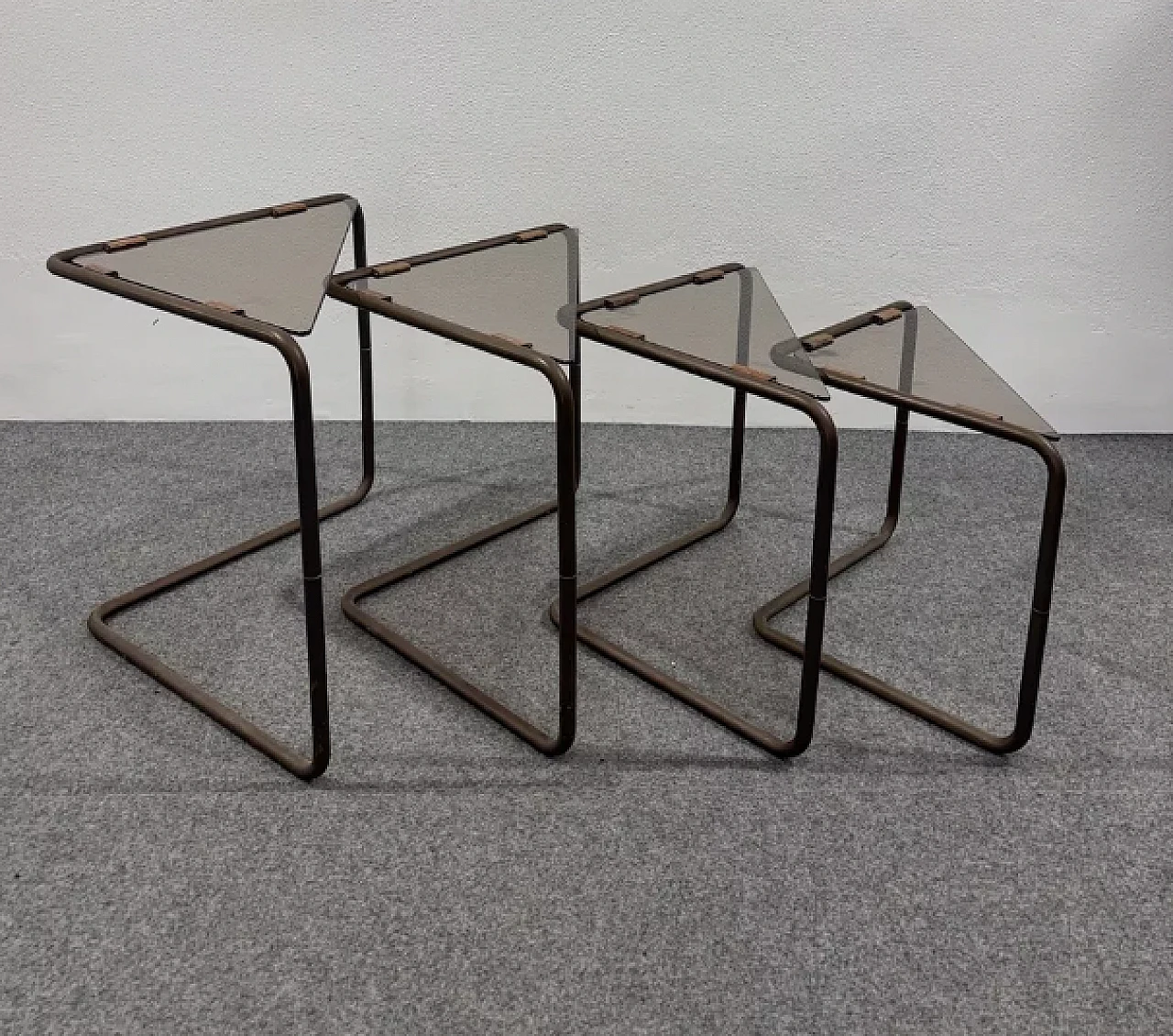 4 Tavolini a nido componibili in metallo e vetro, anni '60 2