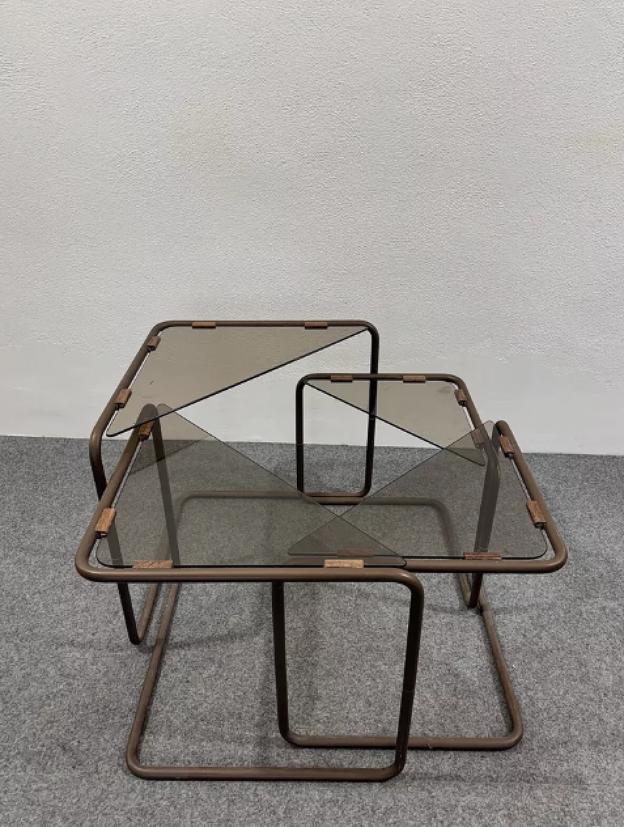 4 Tavolini a nido componibili in metallo e vetro, anni '60 3