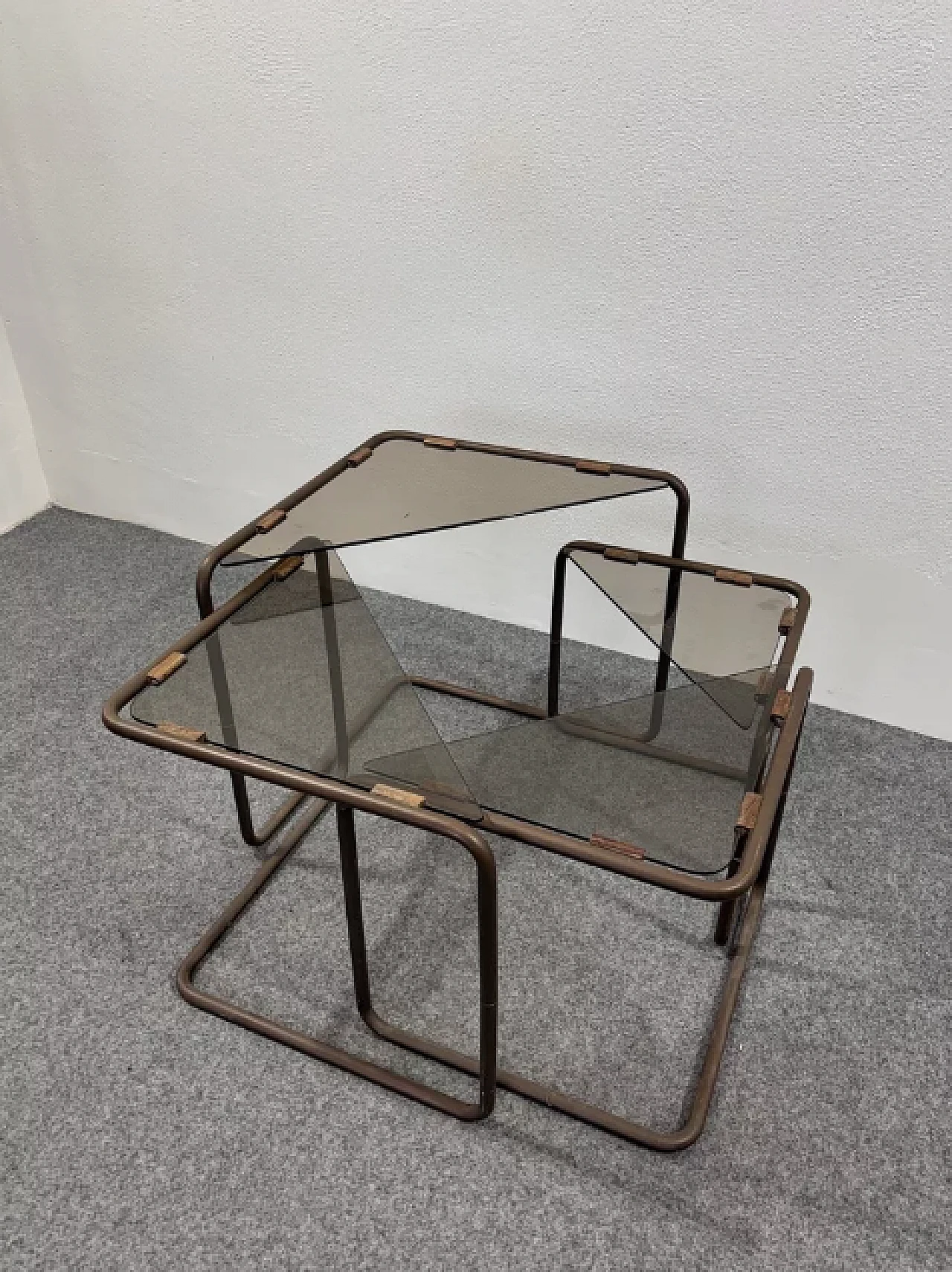 4 Tavolini a nido componibili in metallo e vetro, anni '60 4
