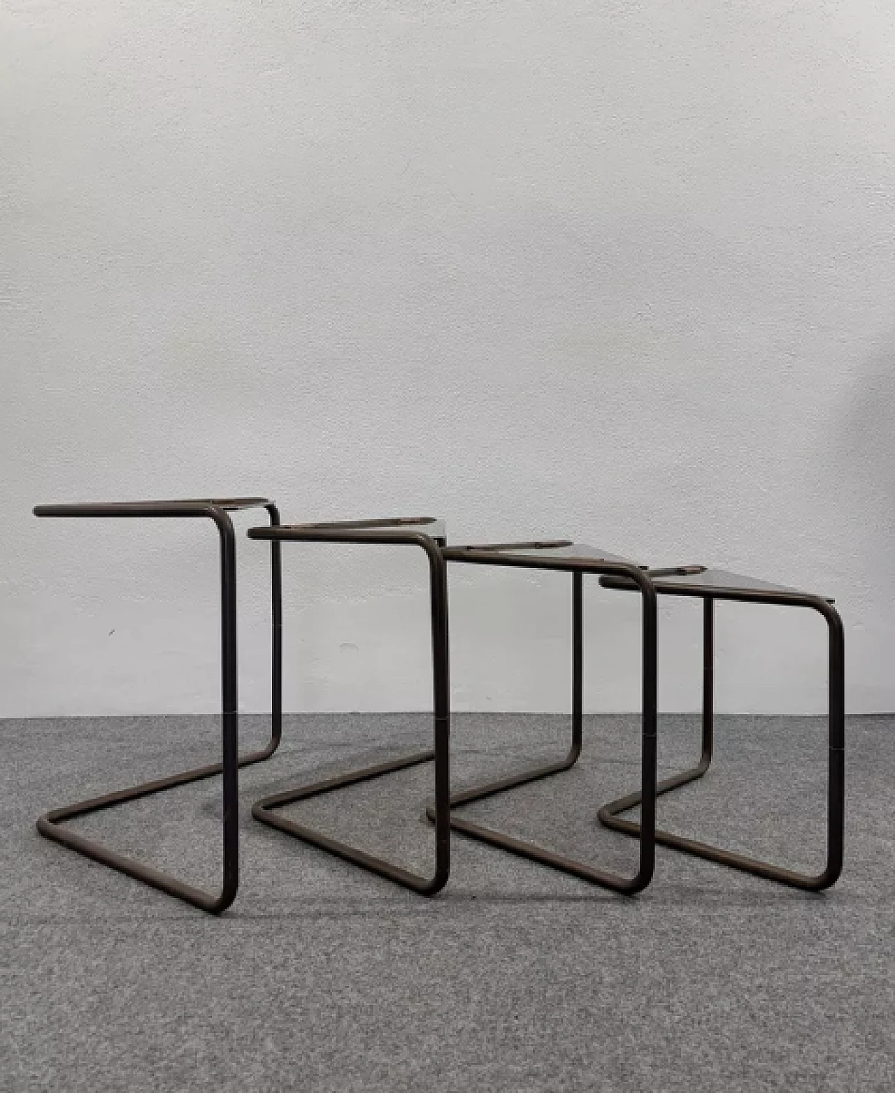 4 Tavolini a nido componibili in metallo e vetro, anni '60 5