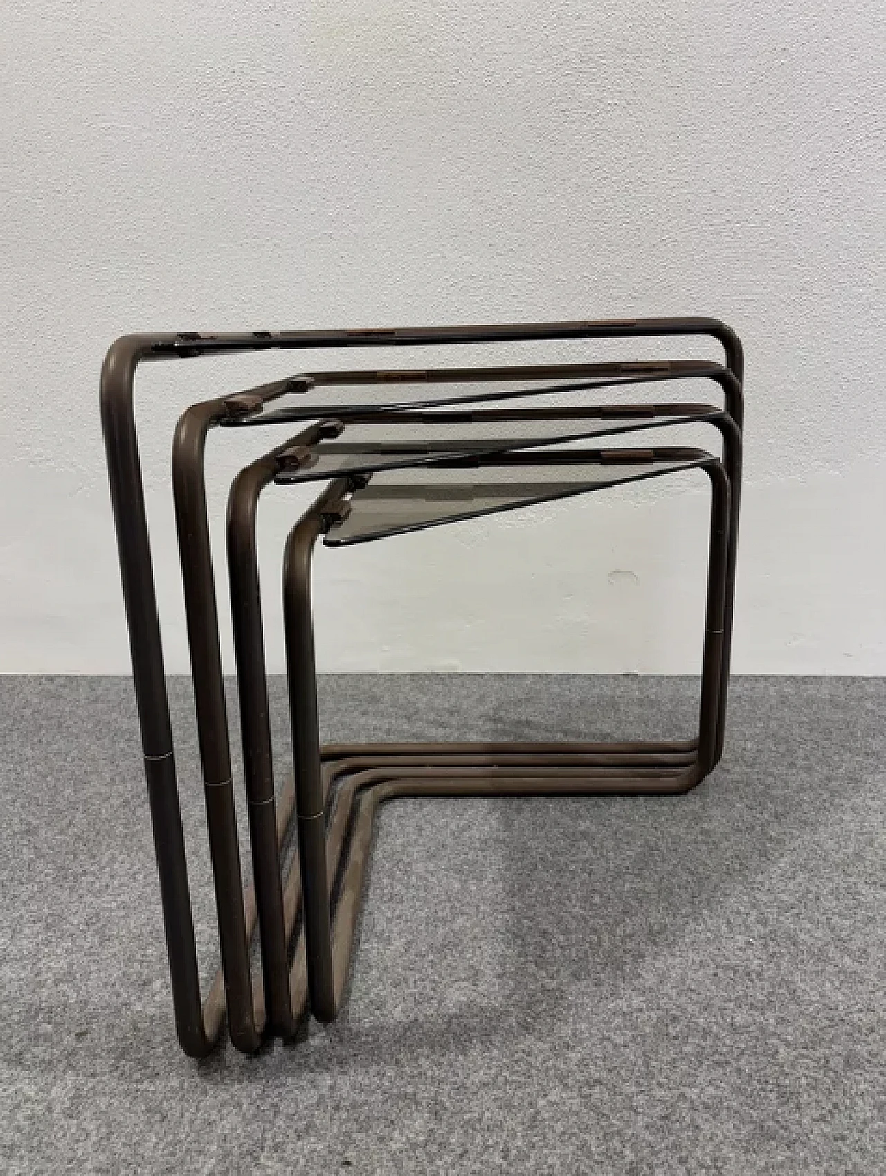 4 Tavolini a nido componibili in metallo e vetro, anni '60 6