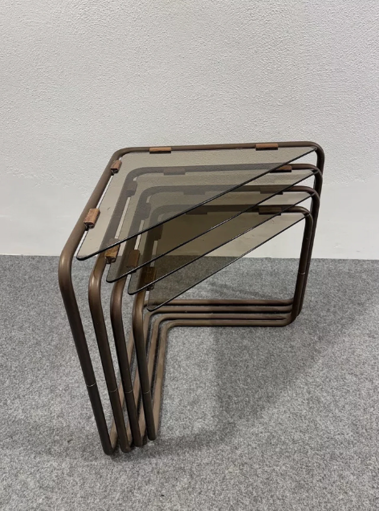 4 Tavolini a nido componibili in metallo e vetro, anni '60 7