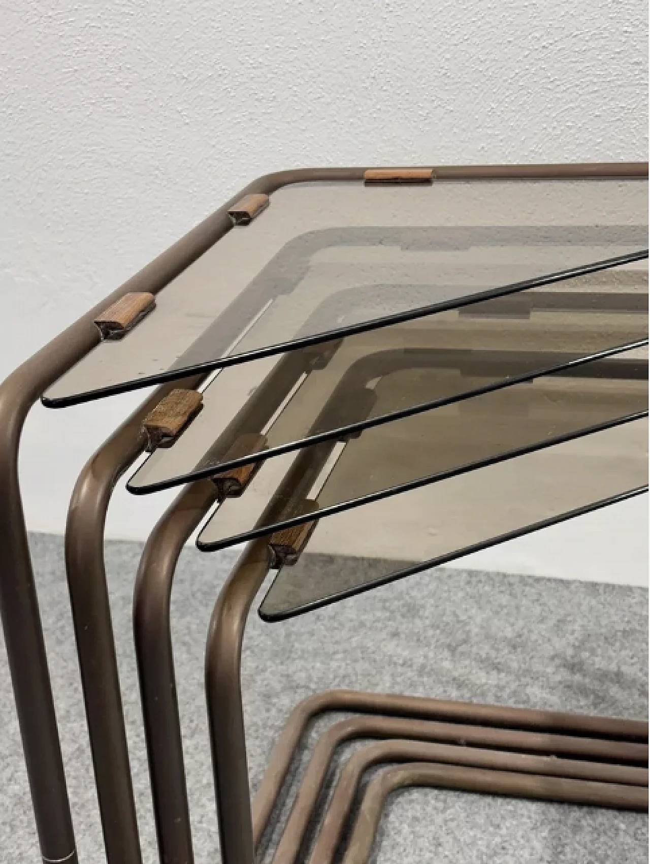 4 Tavolini a nido componibili in metallo e vetro, anni '60 8